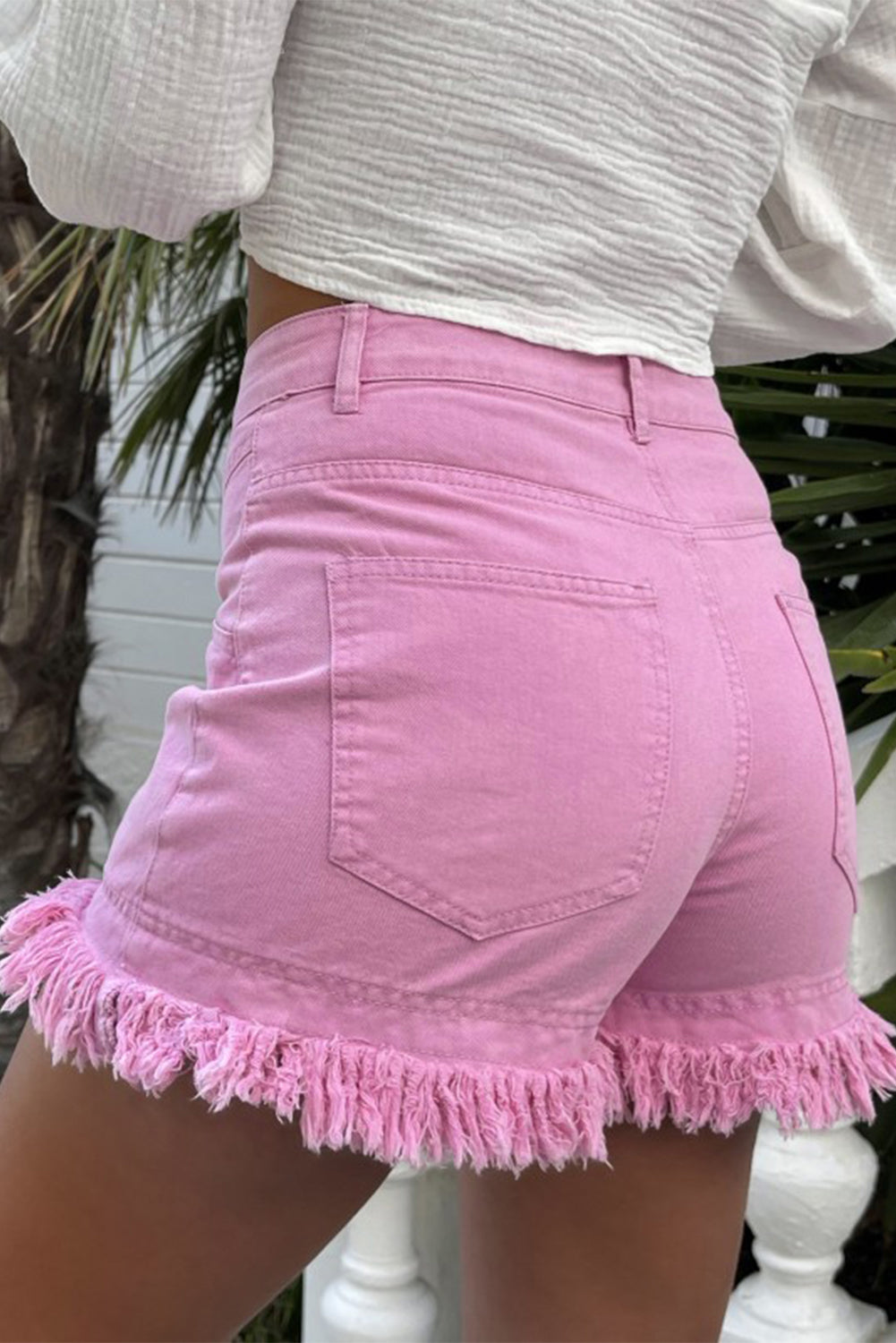 Rožnate kratke hlače iz jeansa s srednje visokimi robovi