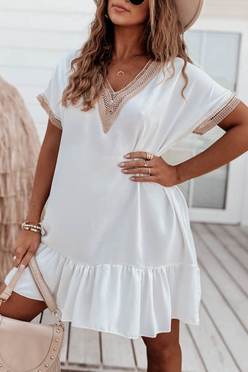 Mini-robe blanche à volants et manches courtes avec bordure en dentelle
