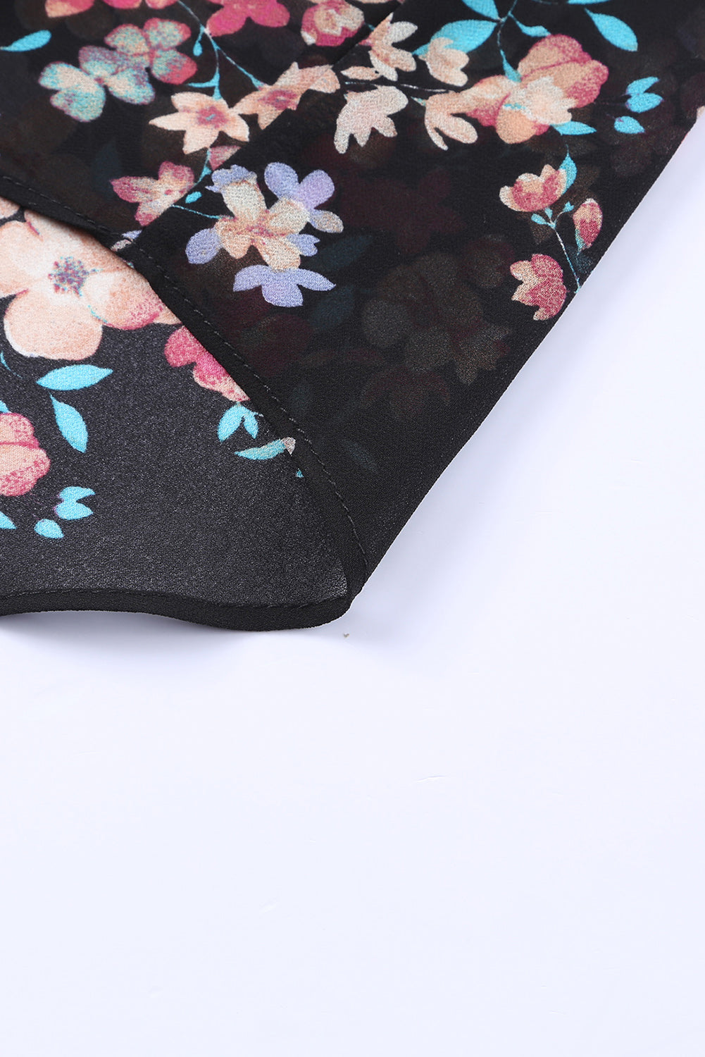 Crna bluza od šifona s printom divljeg cvijeća
