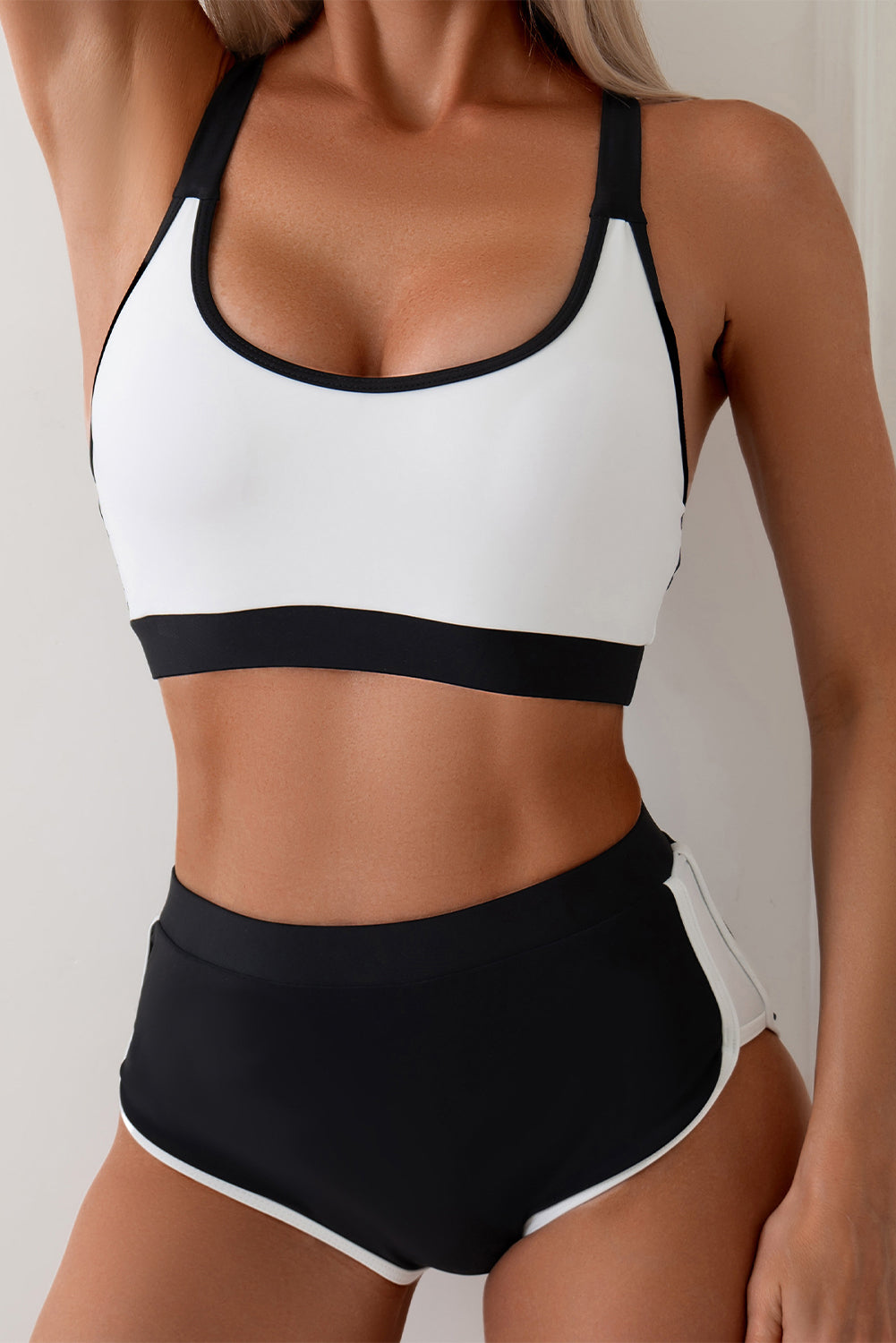 Weißer sportlicher Bikini mit hoher Taille und überkreuztem Rücken im Colorblock-Design