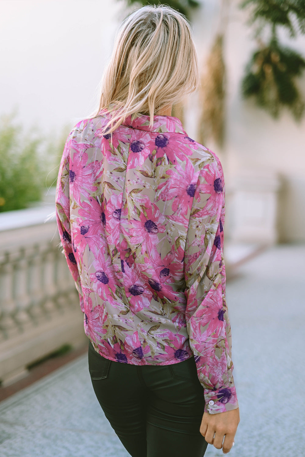 Camicia con maniche a sbuffo con bottoni e stampa floreale viola