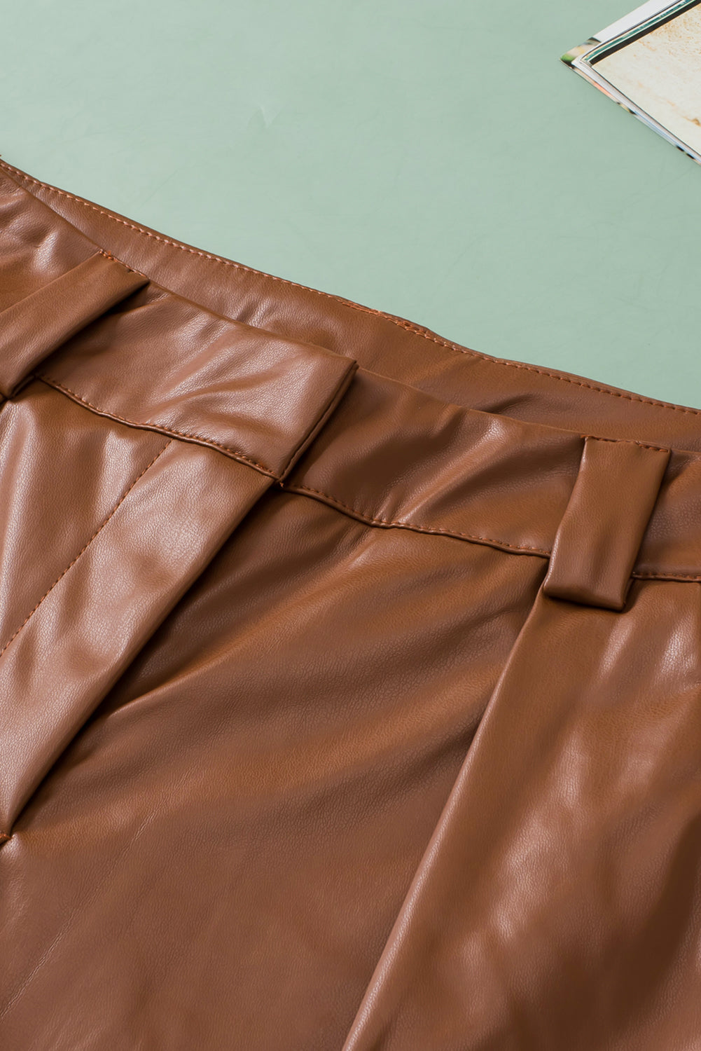 Pantaloncini casual pieghettati in ecopelle marrone