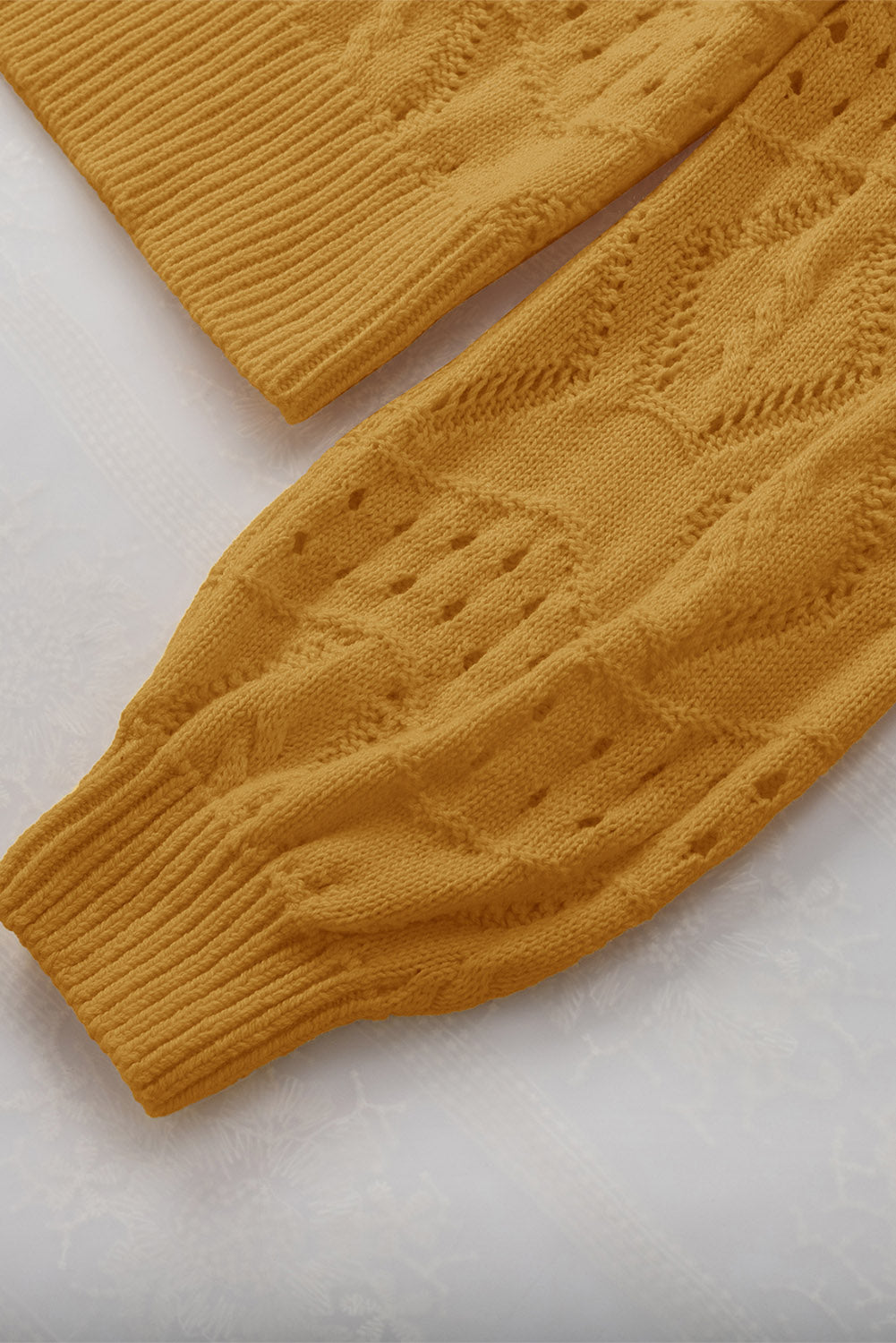 Khakifarbener Strickpullover mit ausgehöhltem Muster und V-Ausschnitt