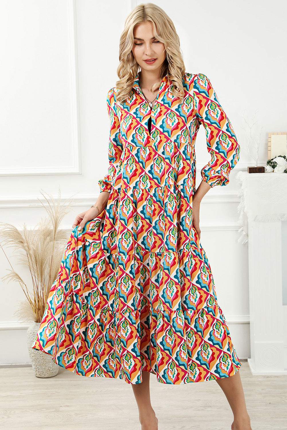 Višebojna haljina s apstraktnim geometrijskim printom dugih rukava i visokog struka