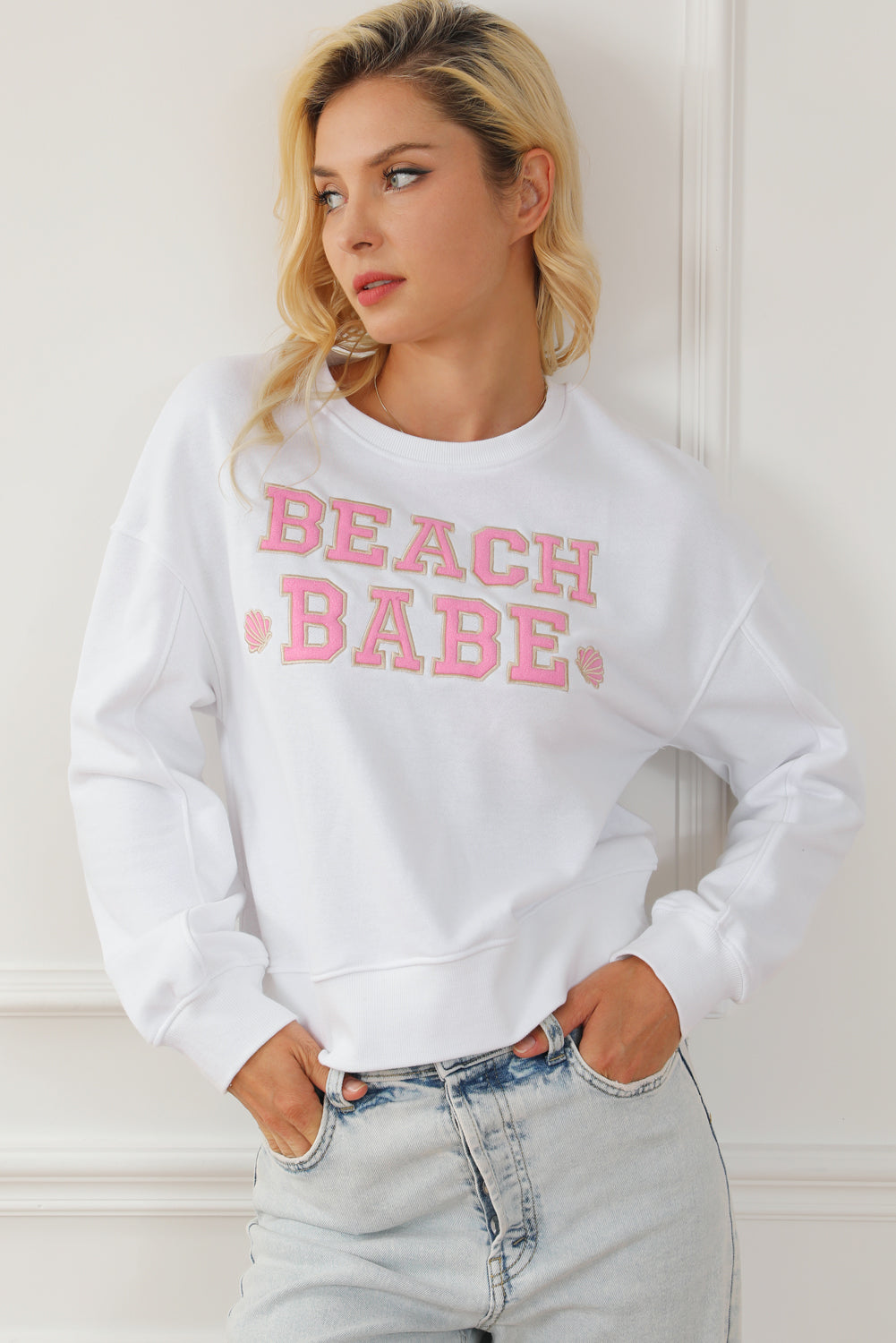 Bela pulover za prosti čas s sloganom BEACH BABE