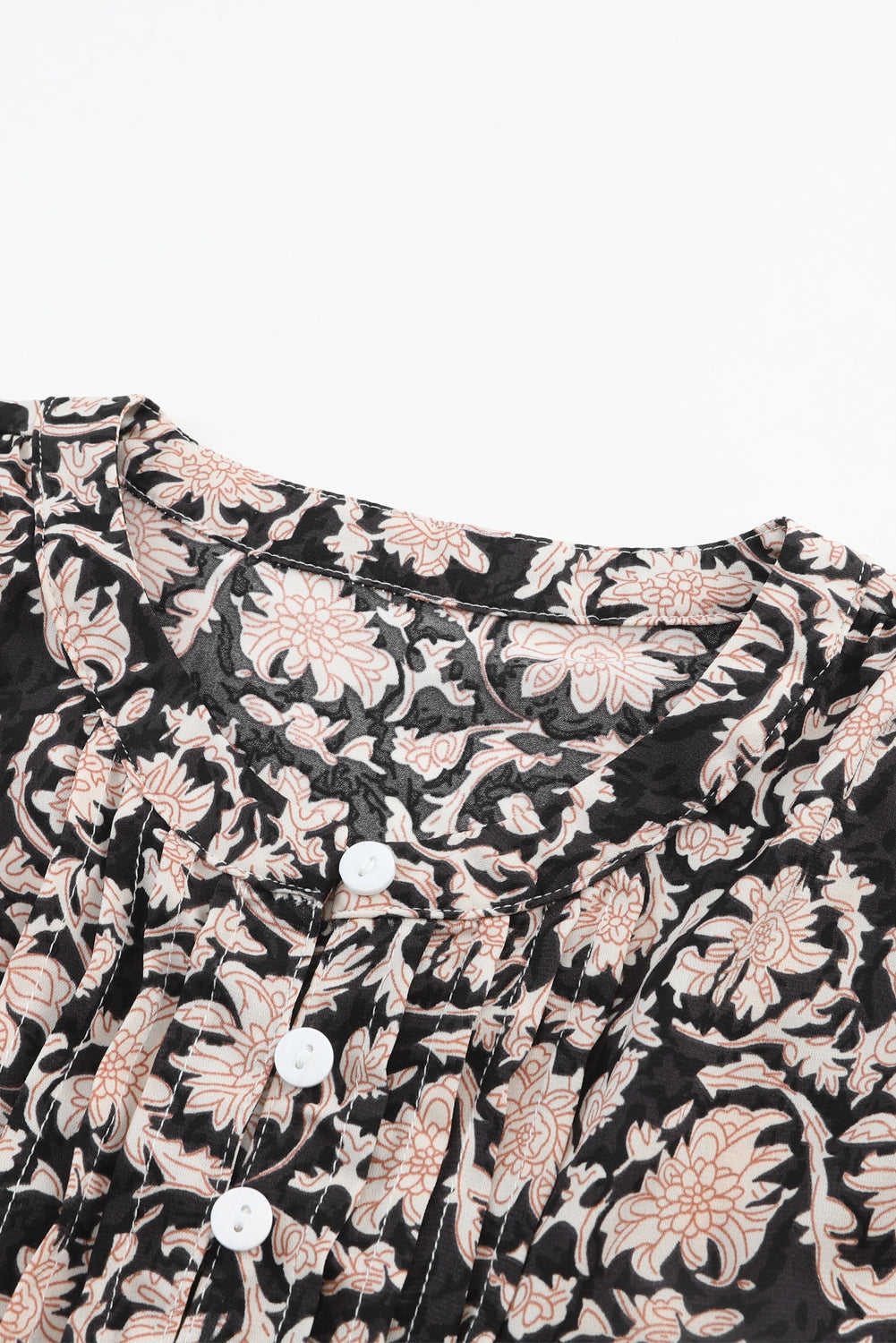 Crna plisirana bluza s puf rukavima s podijeljenim ovratnikom i cvjetnim uzorkom