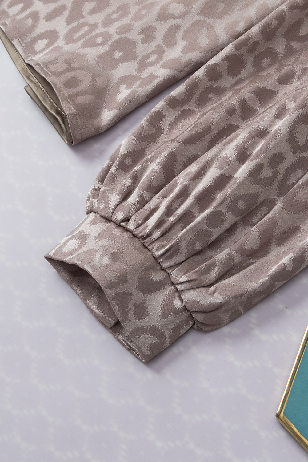 Satenska bluza od jacquard poluleoparda svijetlo bež kontrastne boje