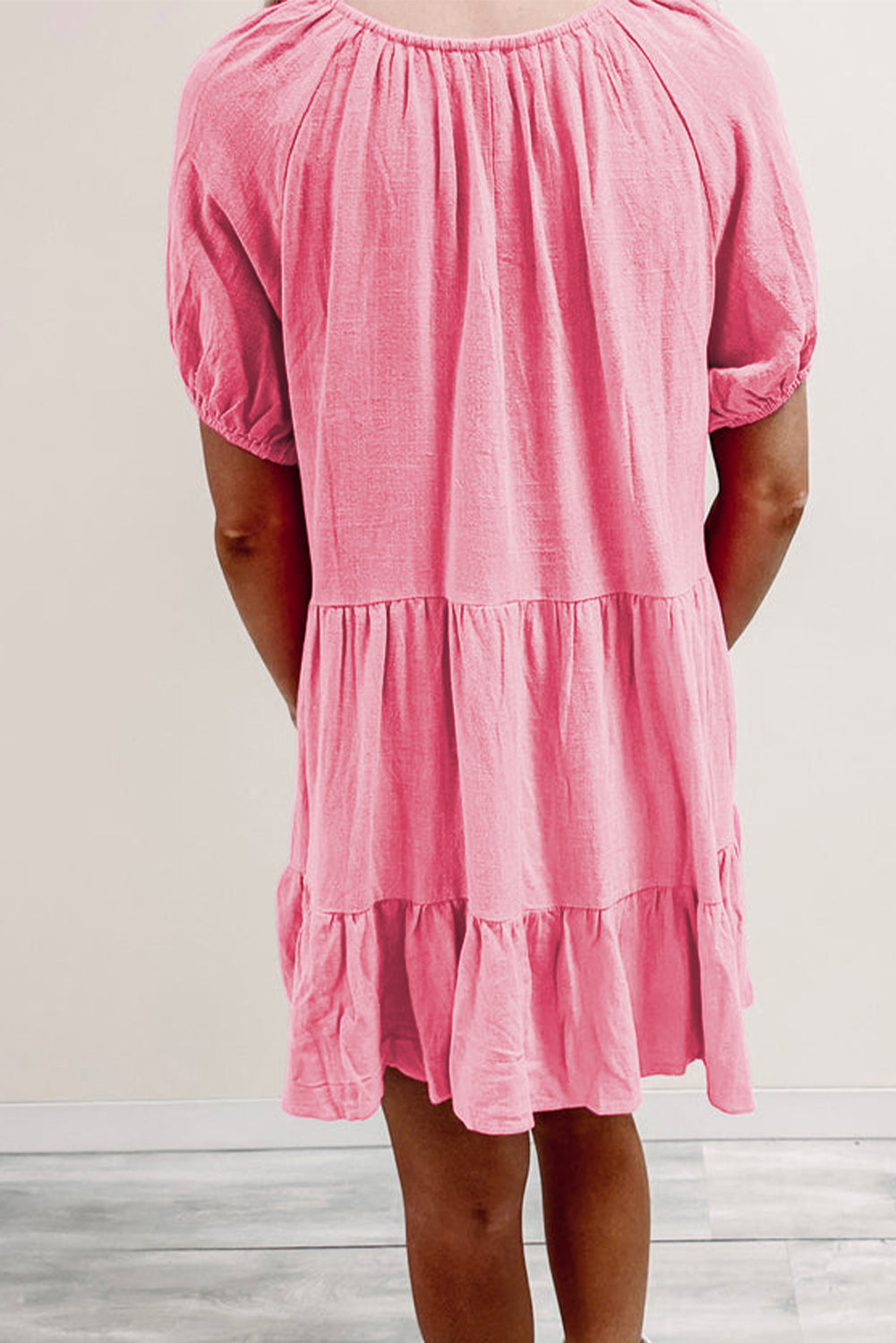 Jagodasto ružičasta okretna haljina s puf rukavima i V izrezom
