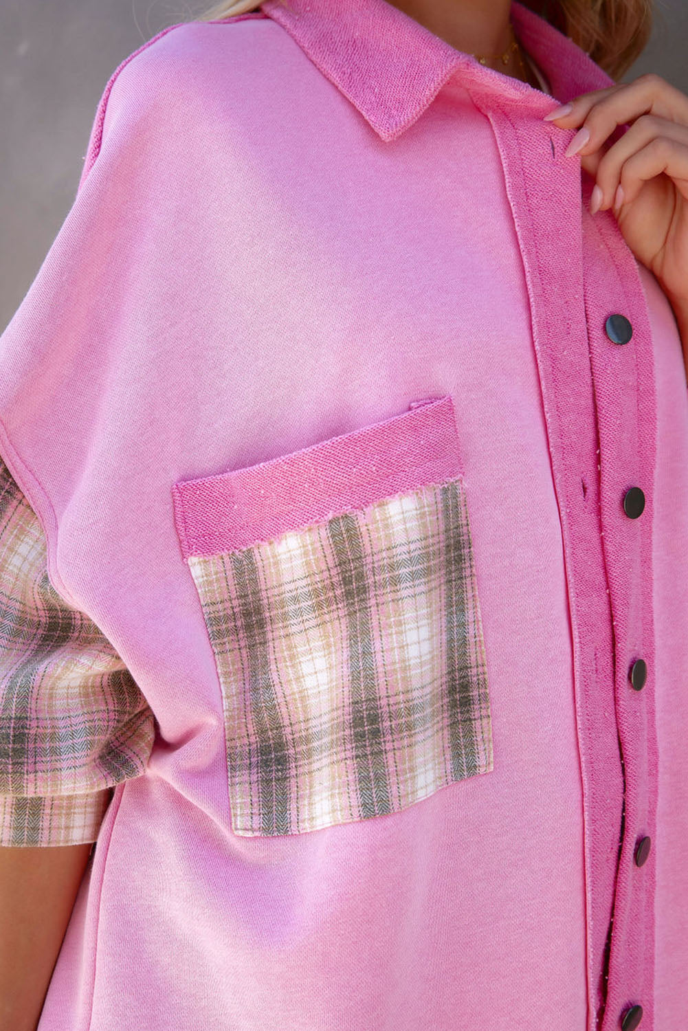 Giacca da camicia oversize con tasche sul petto in patchwork scozzese nero
