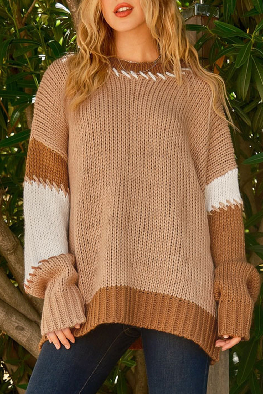 Preveliki pulover s kontrastnim šavom u svijetloj francuskoj bež boji