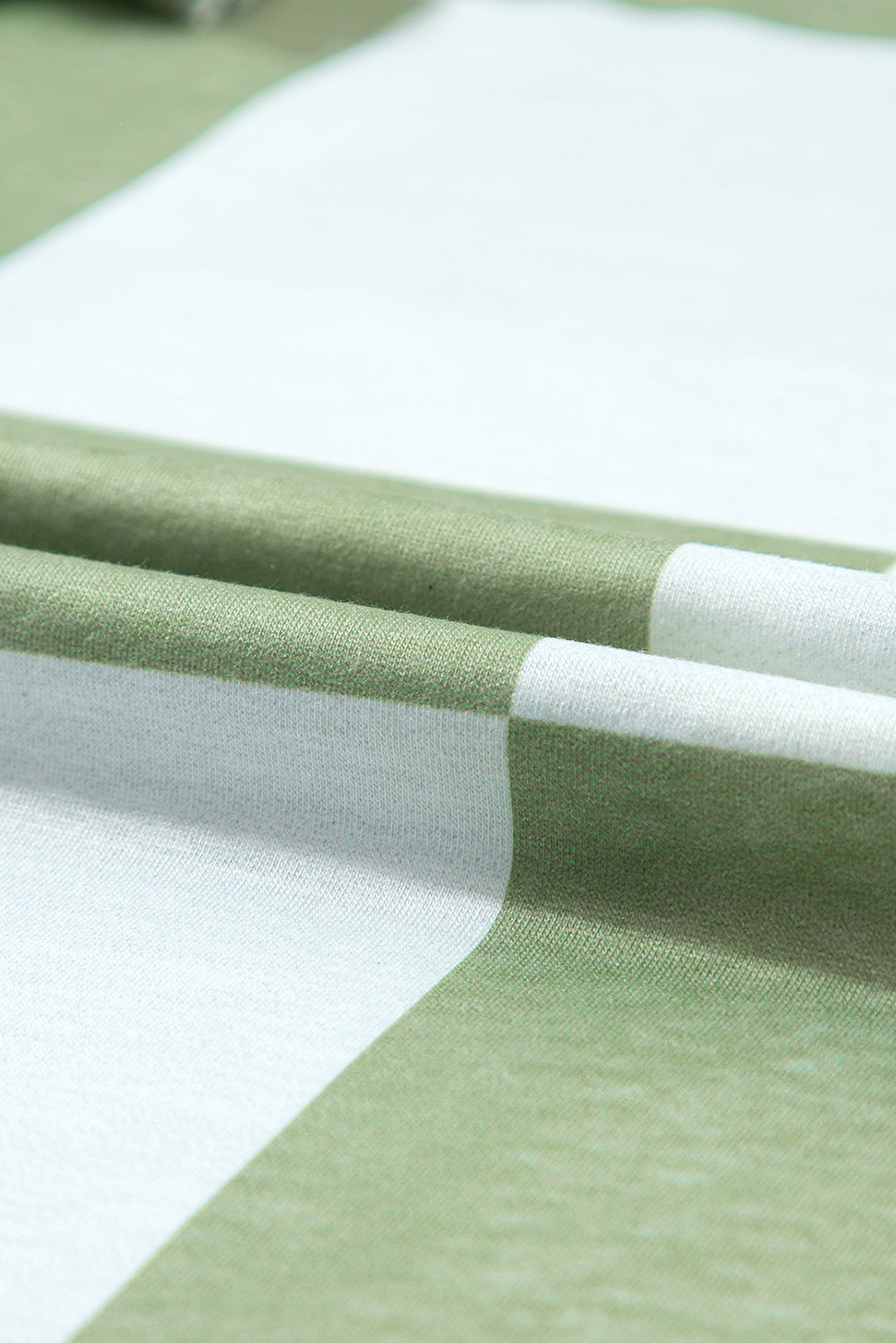Travnato zelena mešana bluza s karirastim potiskom in striženimi manšetami