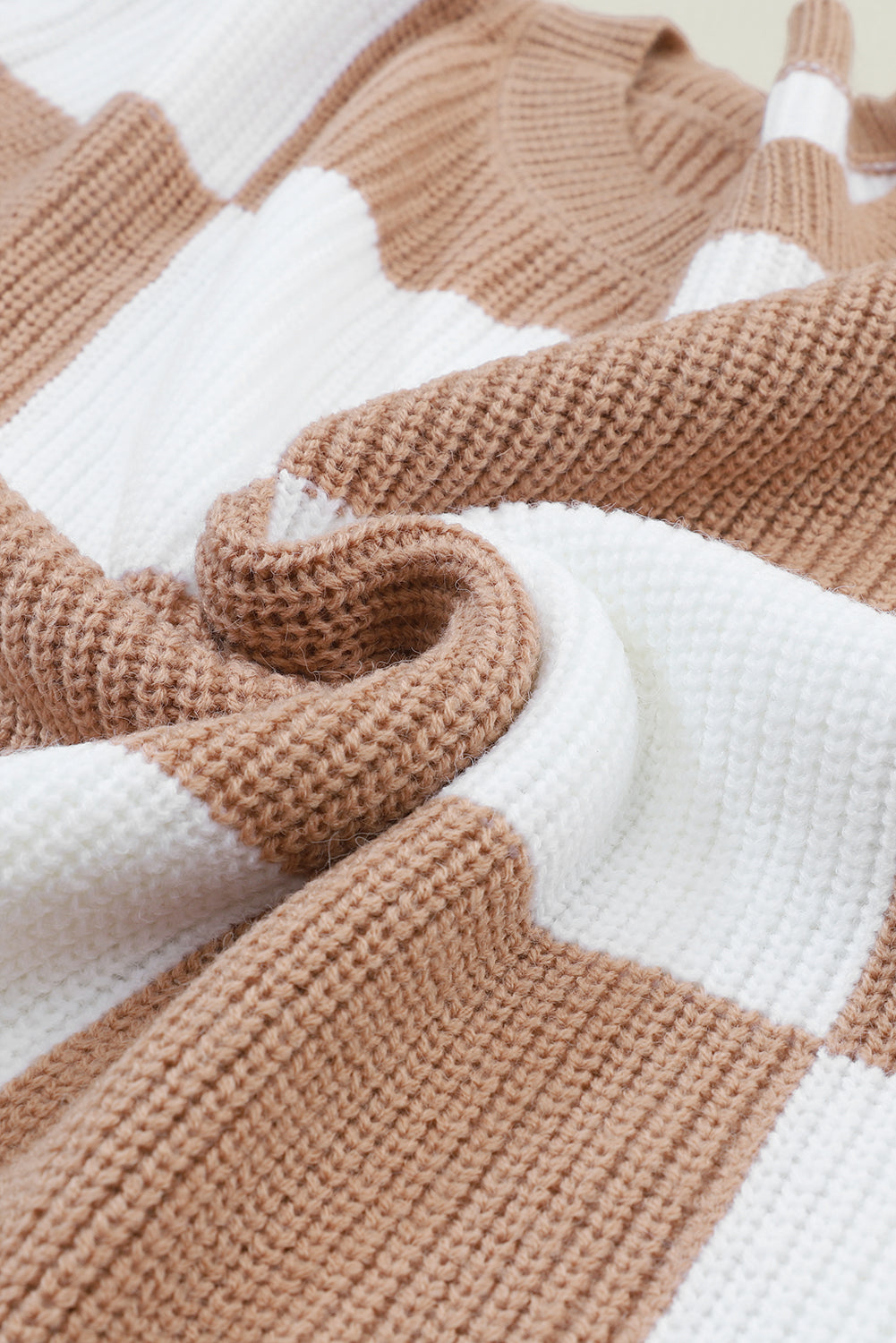 Karirani rebrasti pleteni pulover s puf rukavima