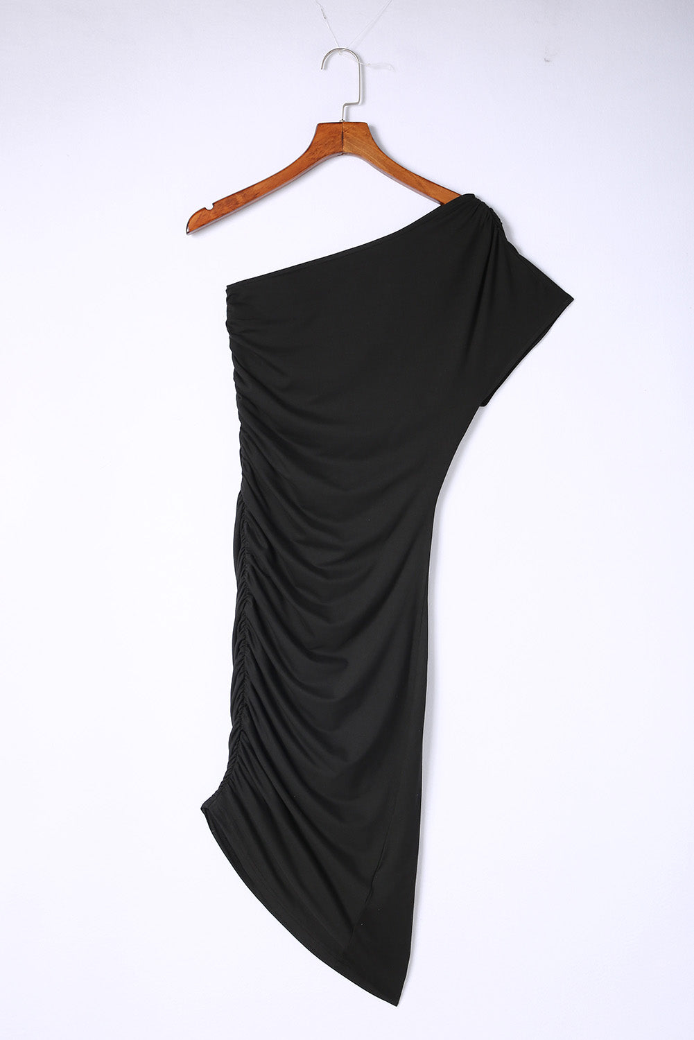 Črna oprijeta obleka z naborki in kratkimi rokavi z eno ramo