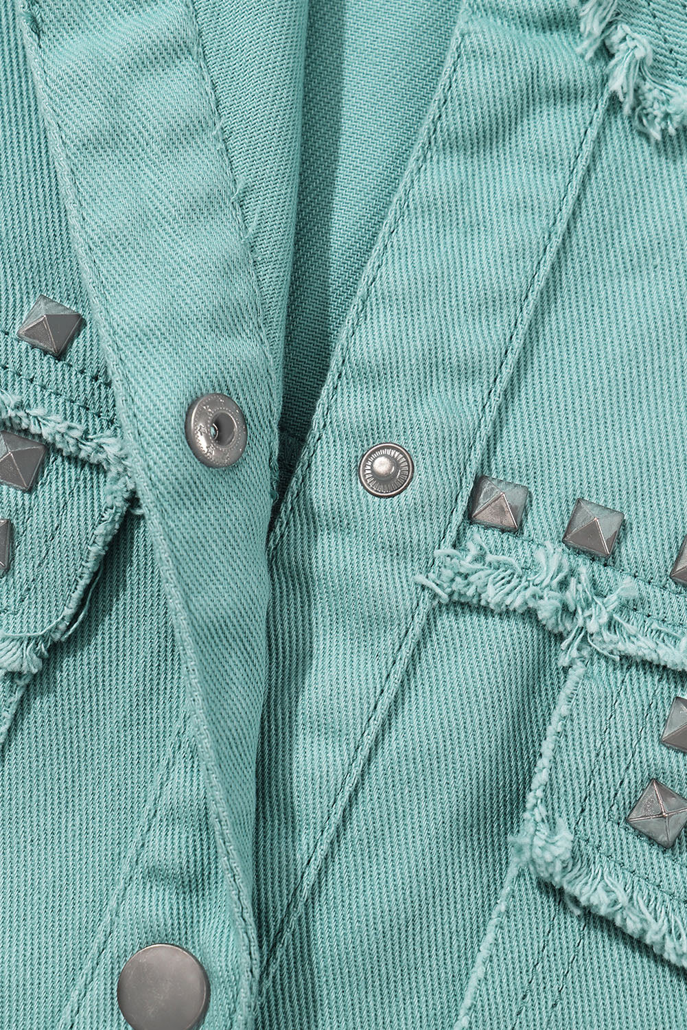 Nebelgrüne Jeansjacke mit ausgefranstem Besatz und Nieten