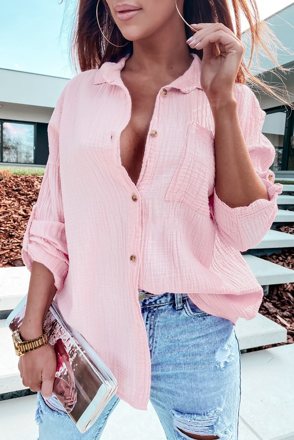 Camicia con maniche con linguetta arrotolata rosa con texture stropicciata