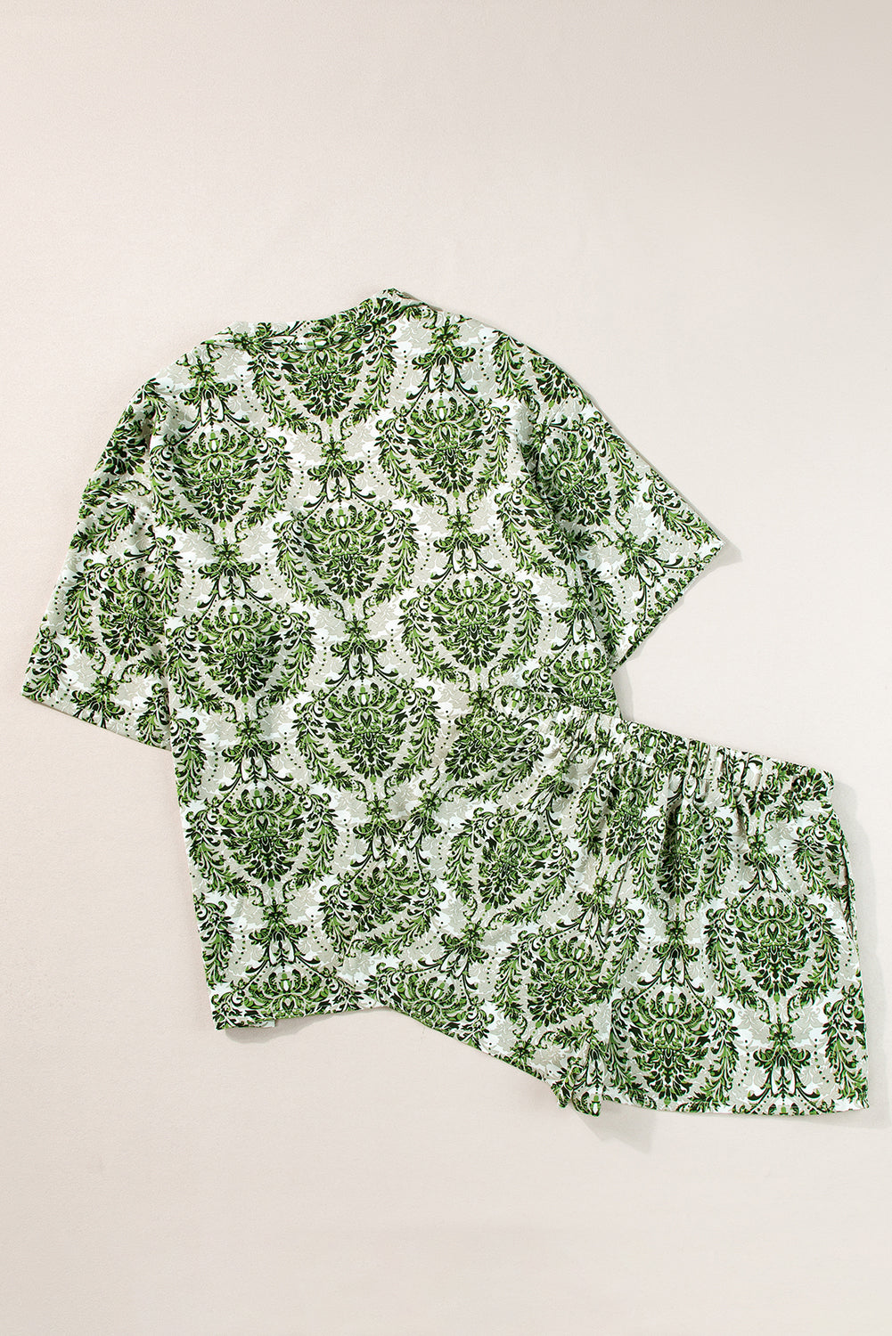 Zelena vintage obleka z odprto majico in kratkimi hlačami s cvetličnim potiskom