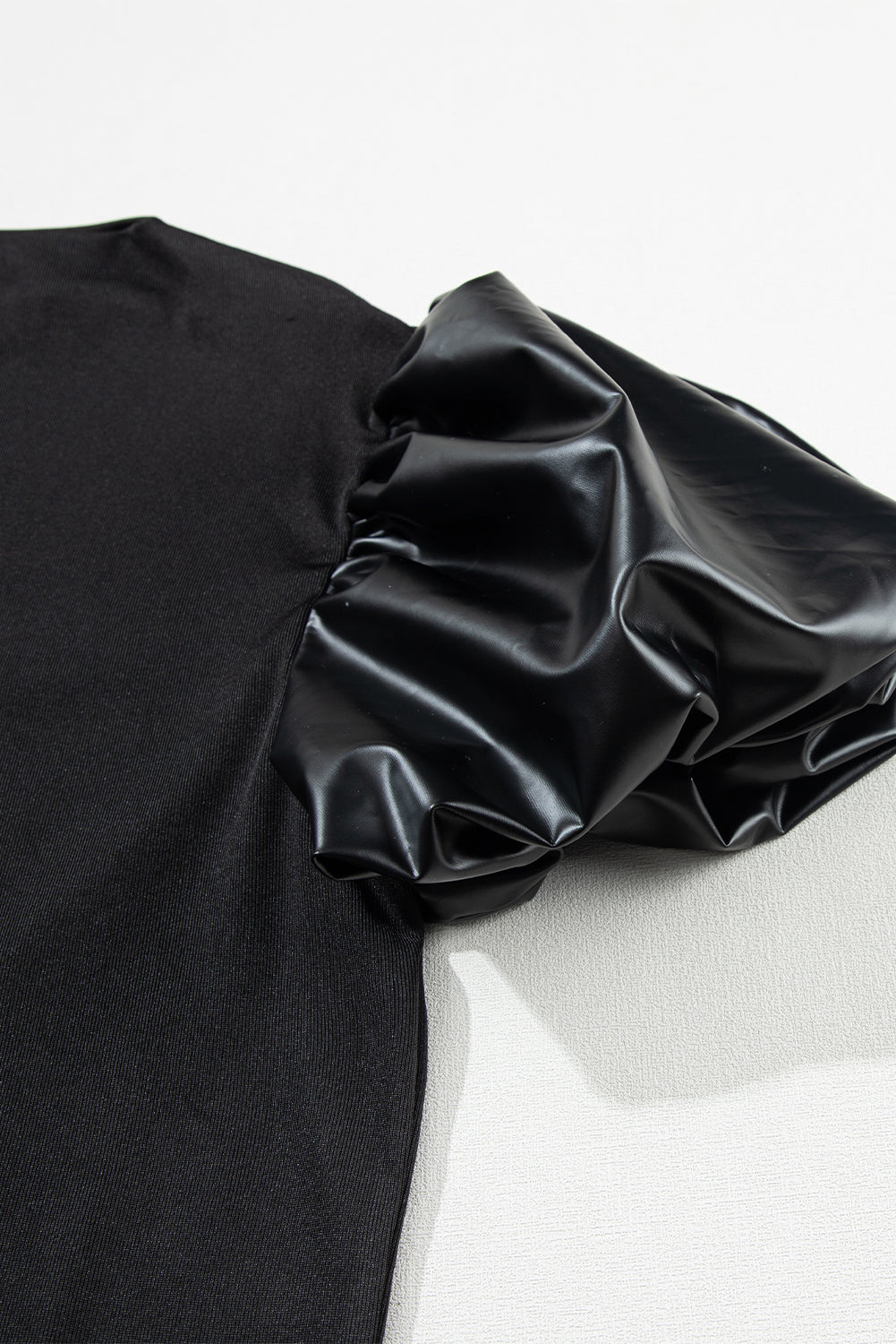 Schwarzes Puffärmel-Top mit Stehkragen aus Kunstleder