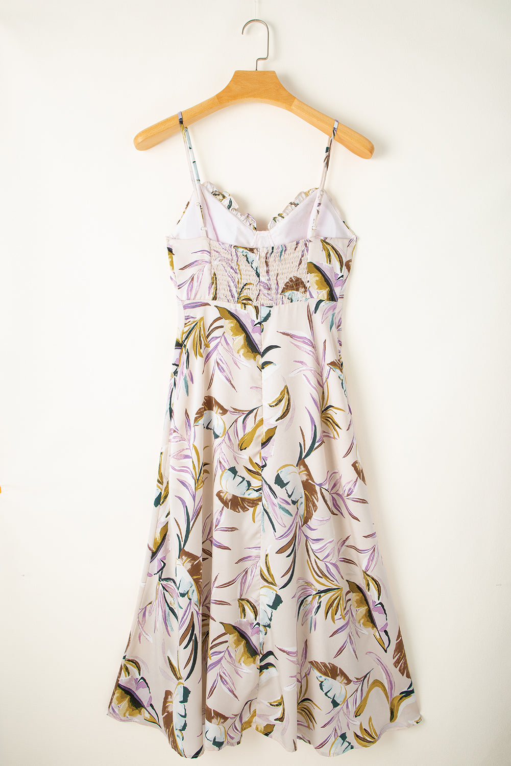 Aprikosenfarbenes, tropisches Kleid mit Spaghettiträgern und Körbchenmuster