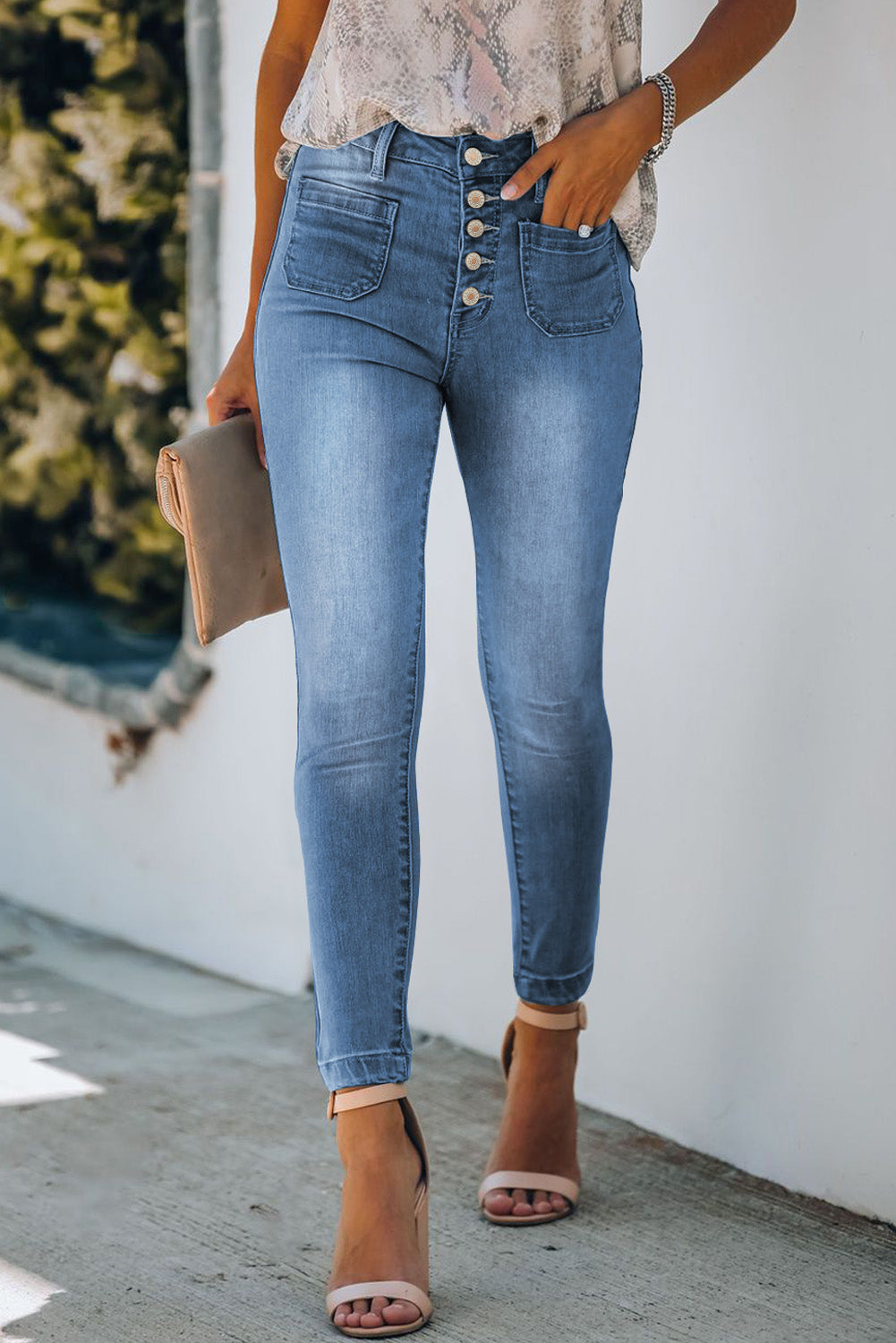 Dunkelblaue Skinny-Jeans mit Knopfleiste und Taschen
