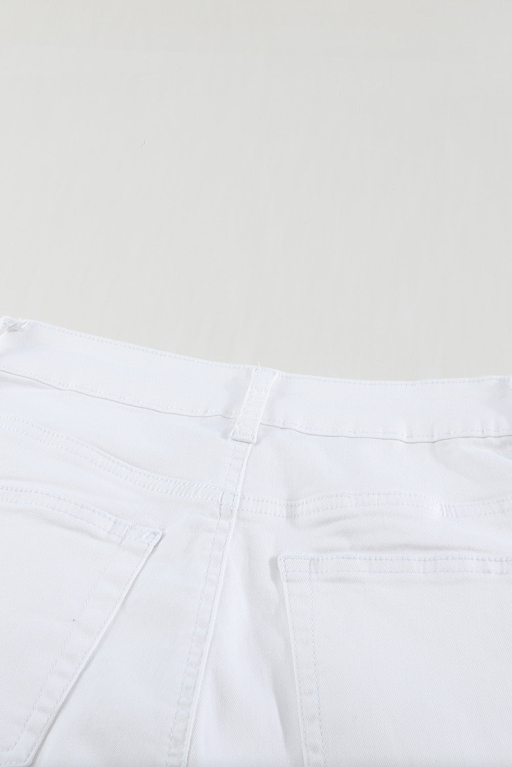 Jeans in denim corto sfilacciati con bottoni a vita alta bianchi semplici