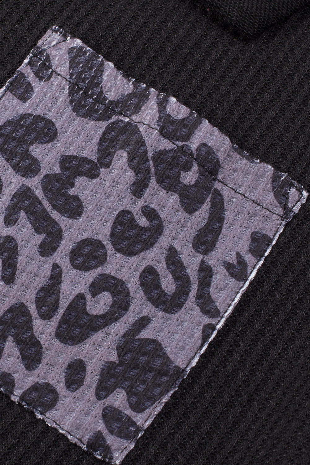 Khakifarbene, geknöpfte Bluse aus Waffelstrick-Patchwork mit Leopardenmuster