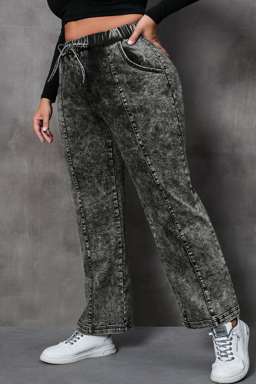 Schwarze Plus-Size-Jeans mit weitem Bein und Batikmuster und Kordelzug