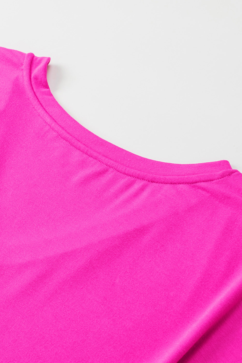 Ohlapna majica z v-izrezom in sijočim rožnatim strelom