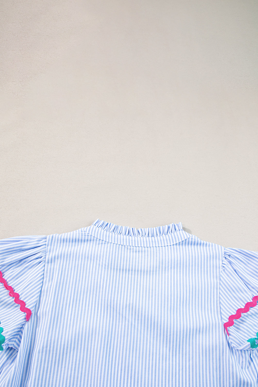 Bluza z nebesno modrimi črtami Ricrac Trim z razcepljenim ovratnikom in črtastimi rokavi z naborki