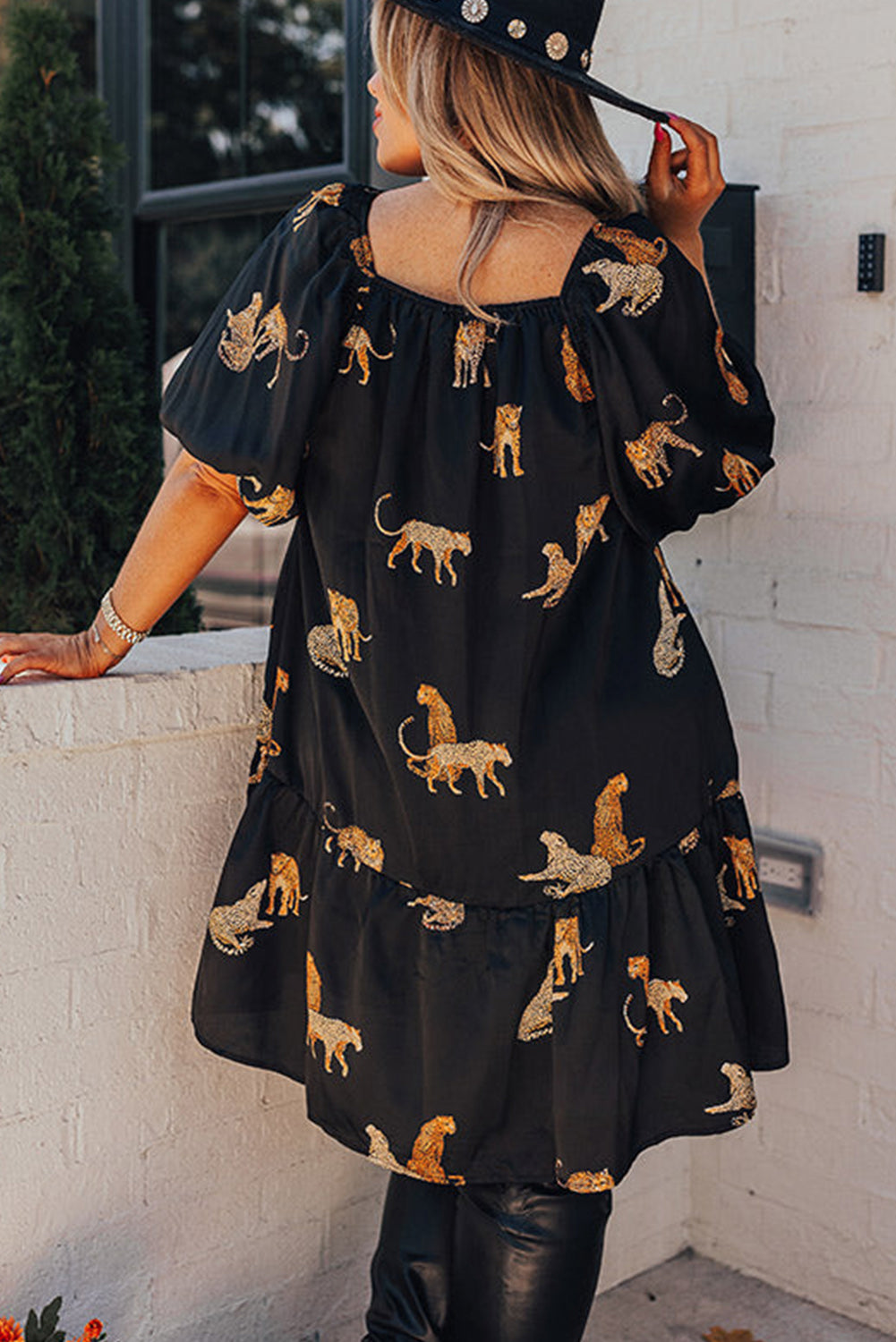 Mini-robe noire à volants et manches bouffantes à imprimé guépard de grande taille