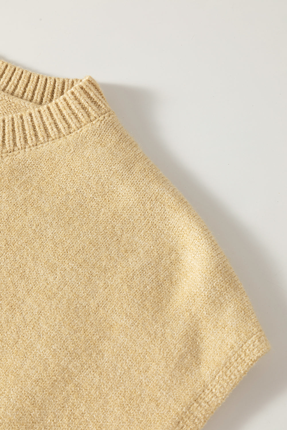 Enobarvni rebrasti pulover s kratkimi rokavi iz pergamenta