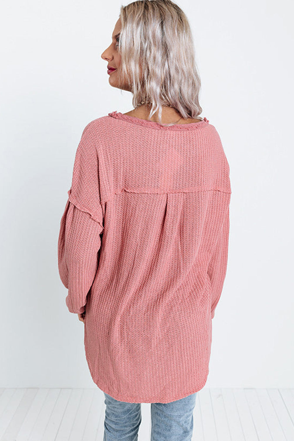 Rožnata obrabljena pletena majica iz vaflja