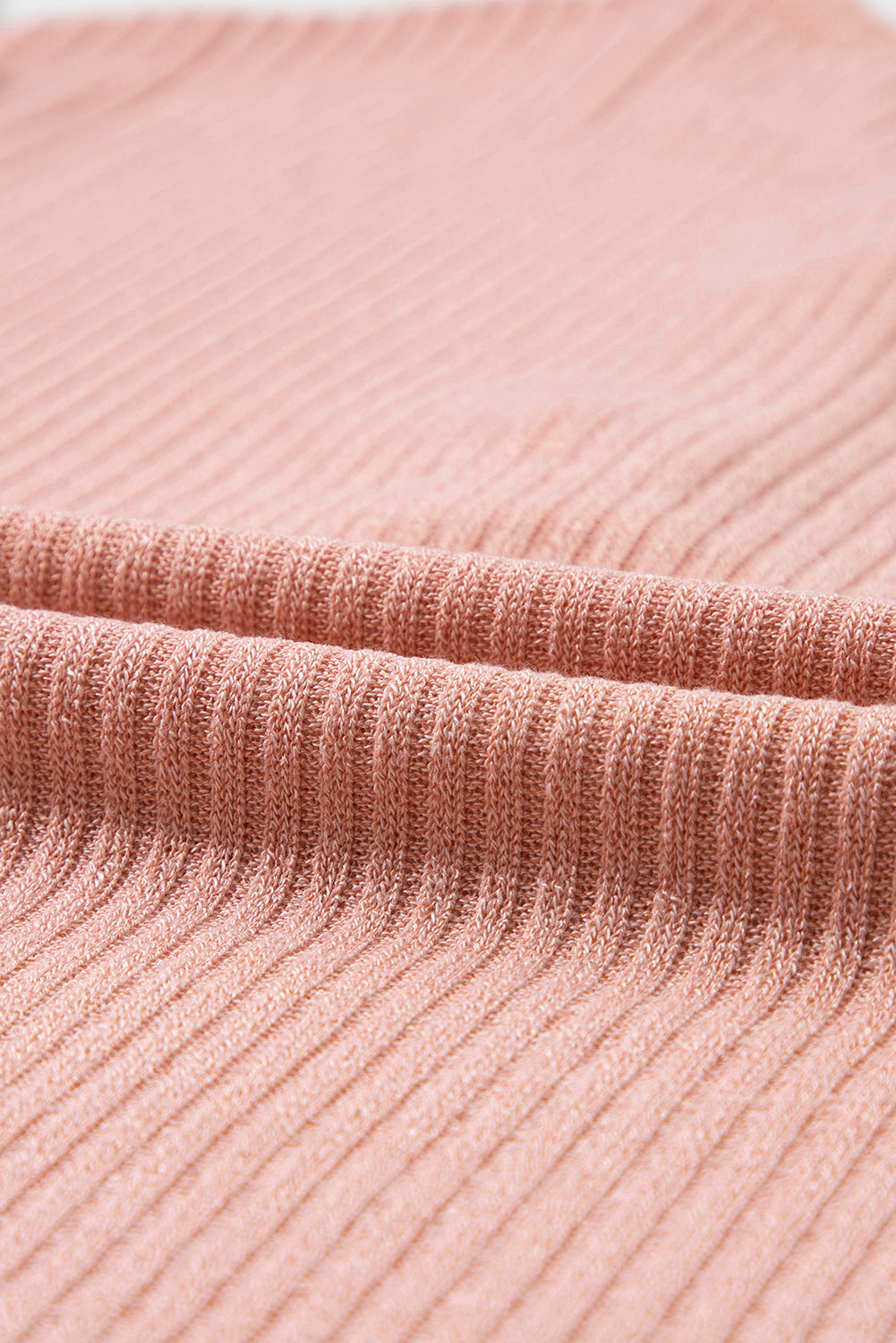 Rosébraunes Henley-Strickoberteil mit Rippstruktur