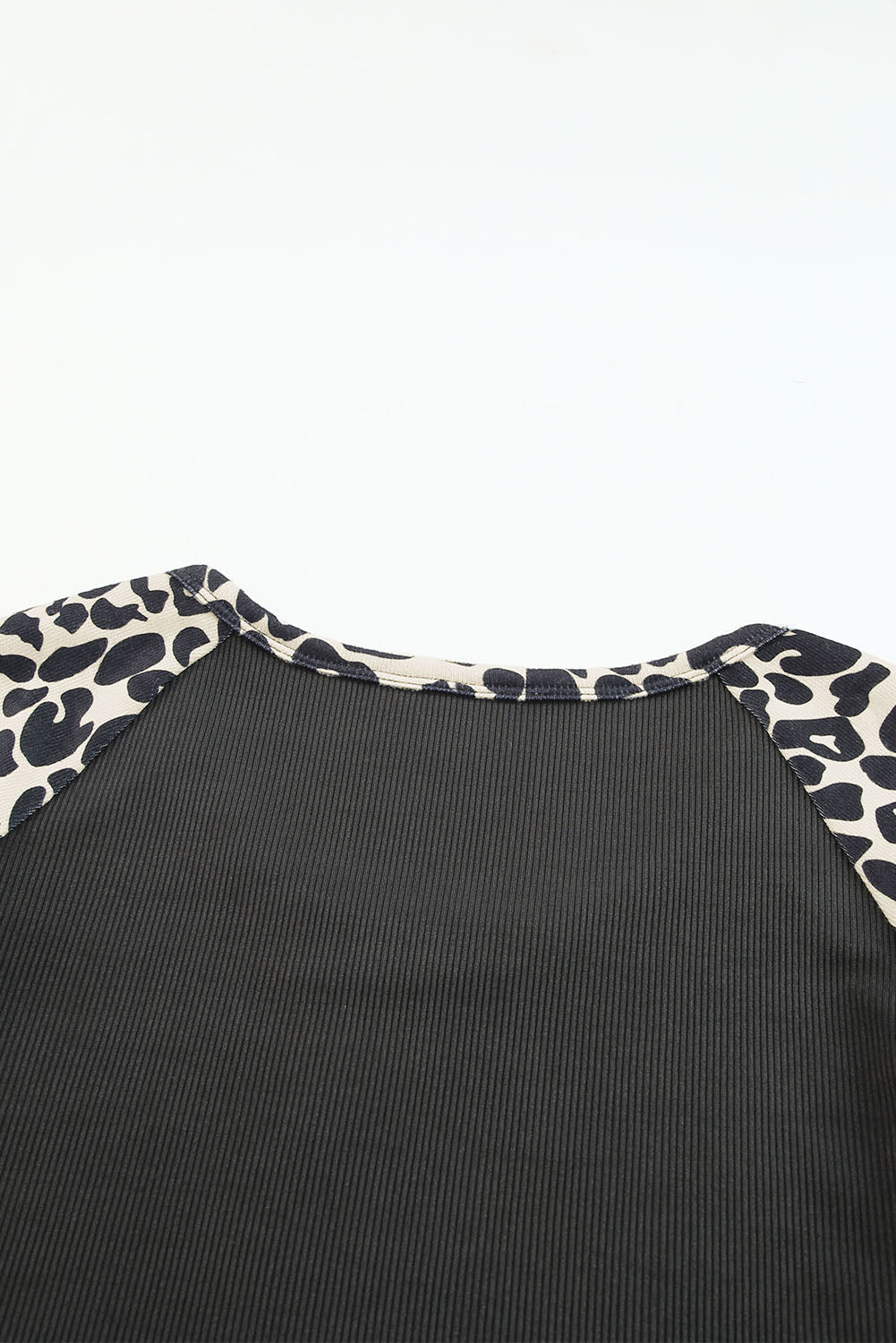 Haut léopard noir à manches courtes et découpes en blocs de couleurs
