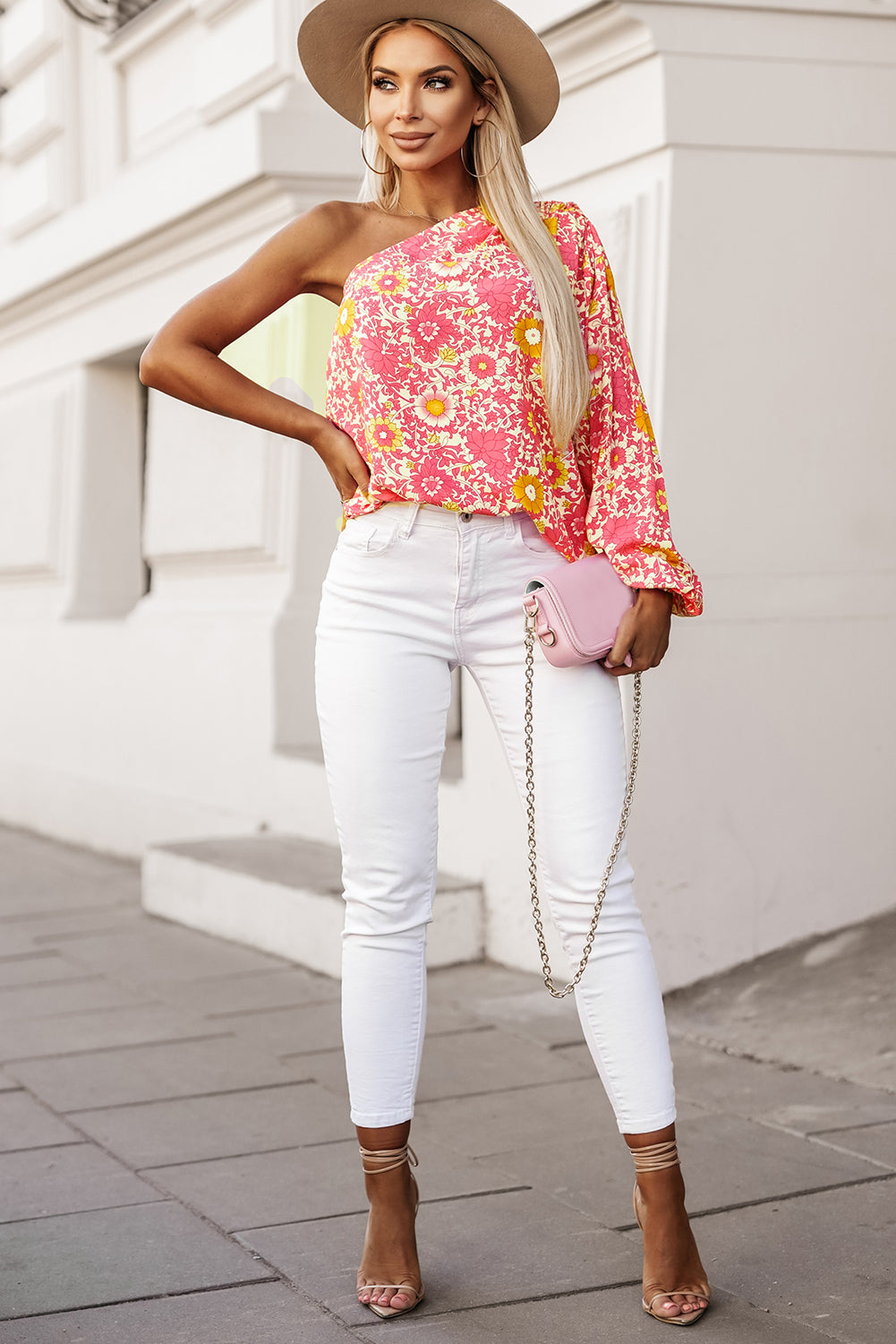 Ružičasta cvjetna bluza s plisiranim rukavima na jedno rame