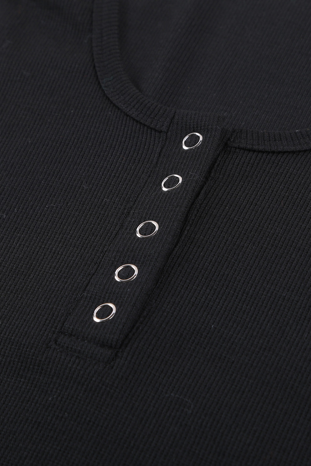 Črna majica brez rokavov z dolgim ​​izrezom in gumbi