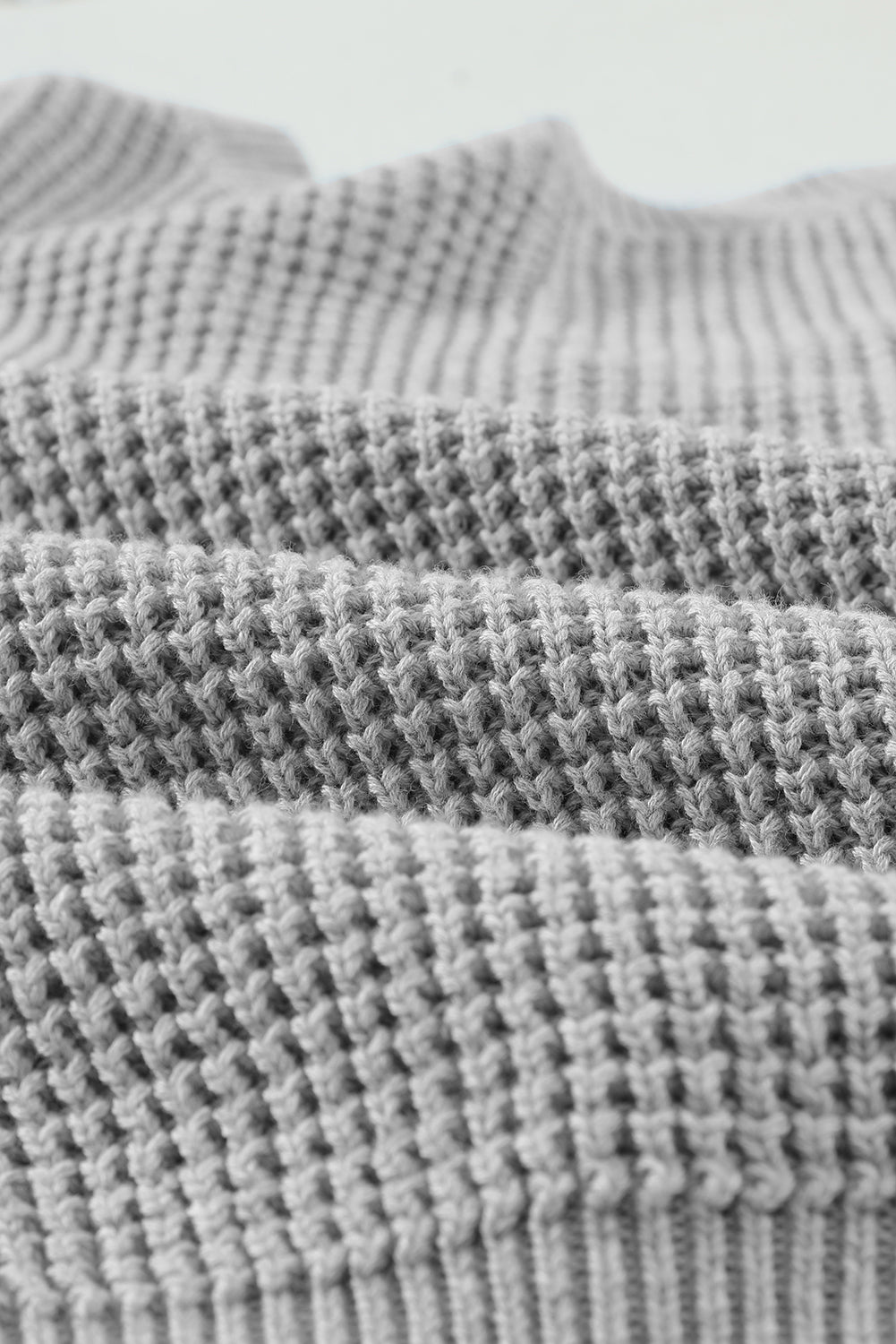 Siv pulover z izdolbenim hrbtom v križu