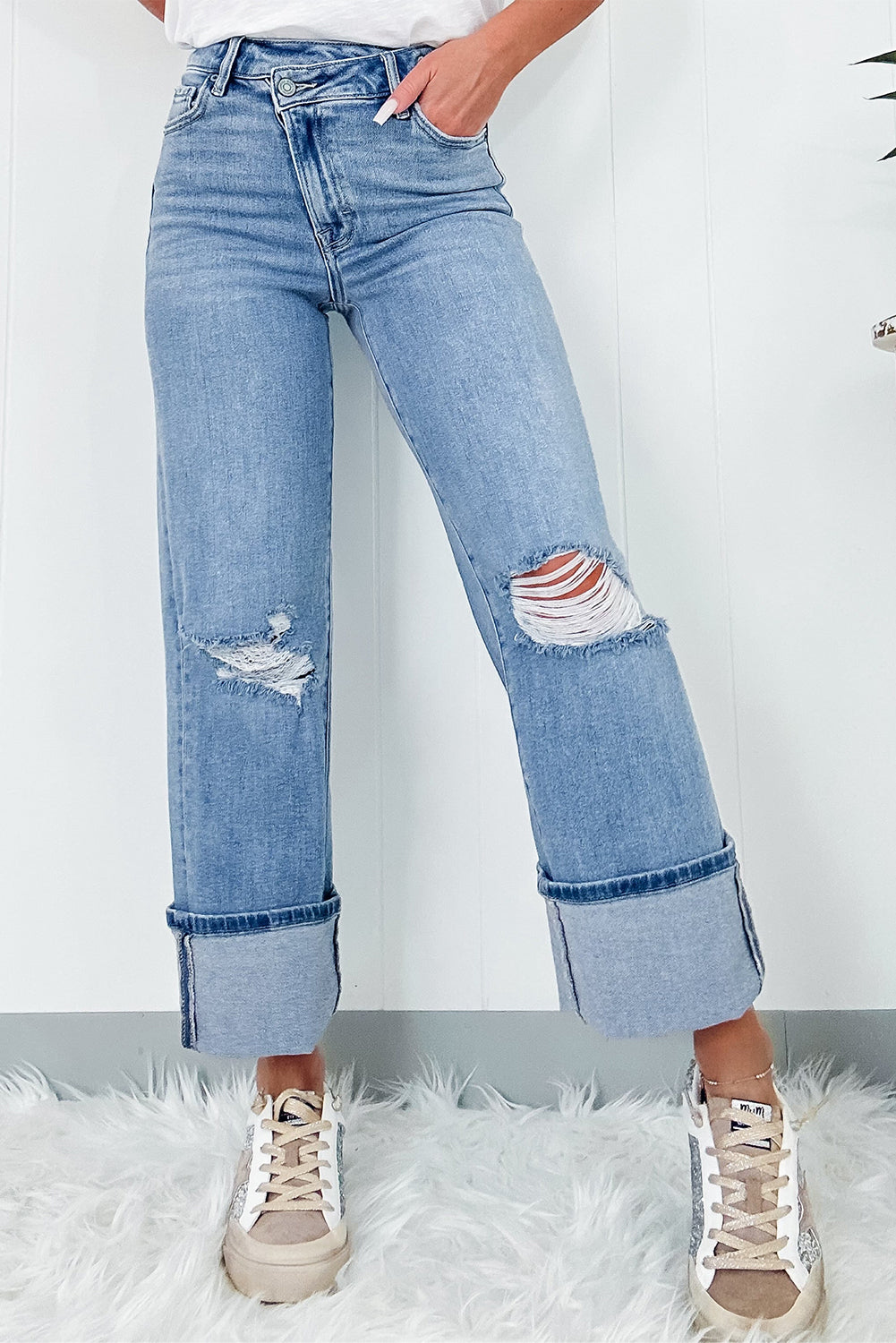 Jeans strappati con zip e bottoni asimmetrici a vita alta blu scuro