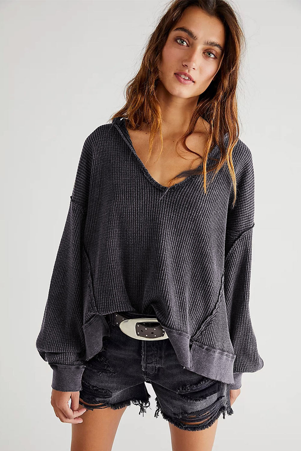 Top grigio oversize in maglia termica con spalle abbassate