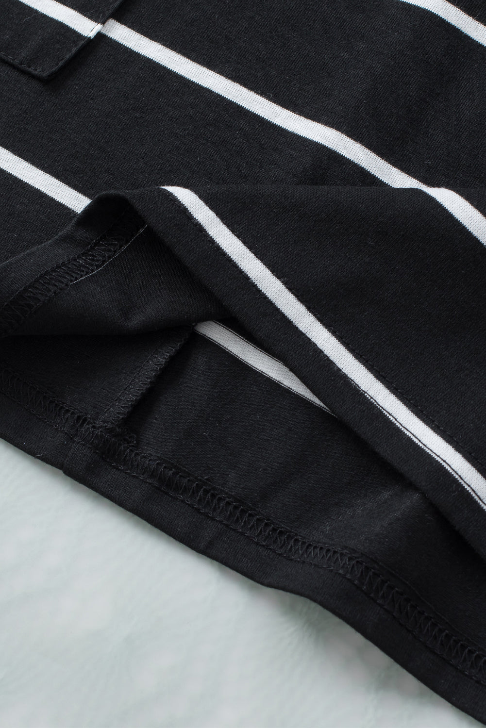 Schwarz gestreiftes, bedrucktes, kurzärmliges Tunika-Oberteil mit Seitentaschen
