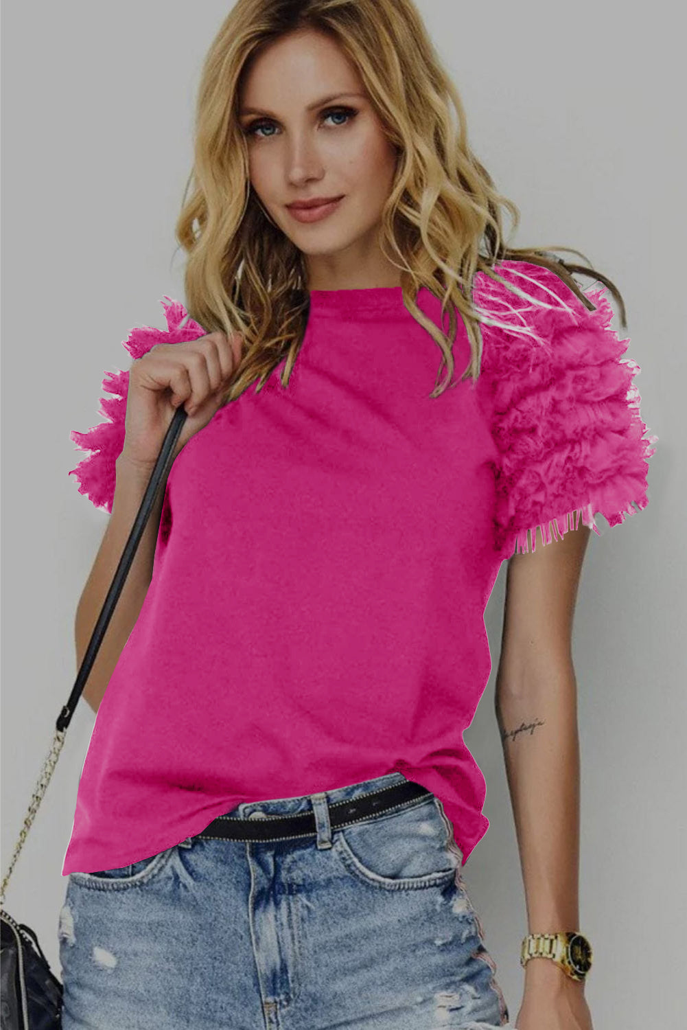 Kurzarm-T-Shirt mit rosafarbenem Netzstoff und Rüschen
