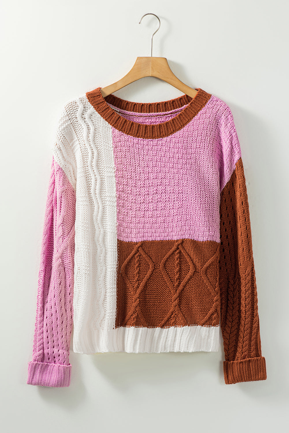 Pleteni pulover s višebojnim bojama i miješanom teksturom