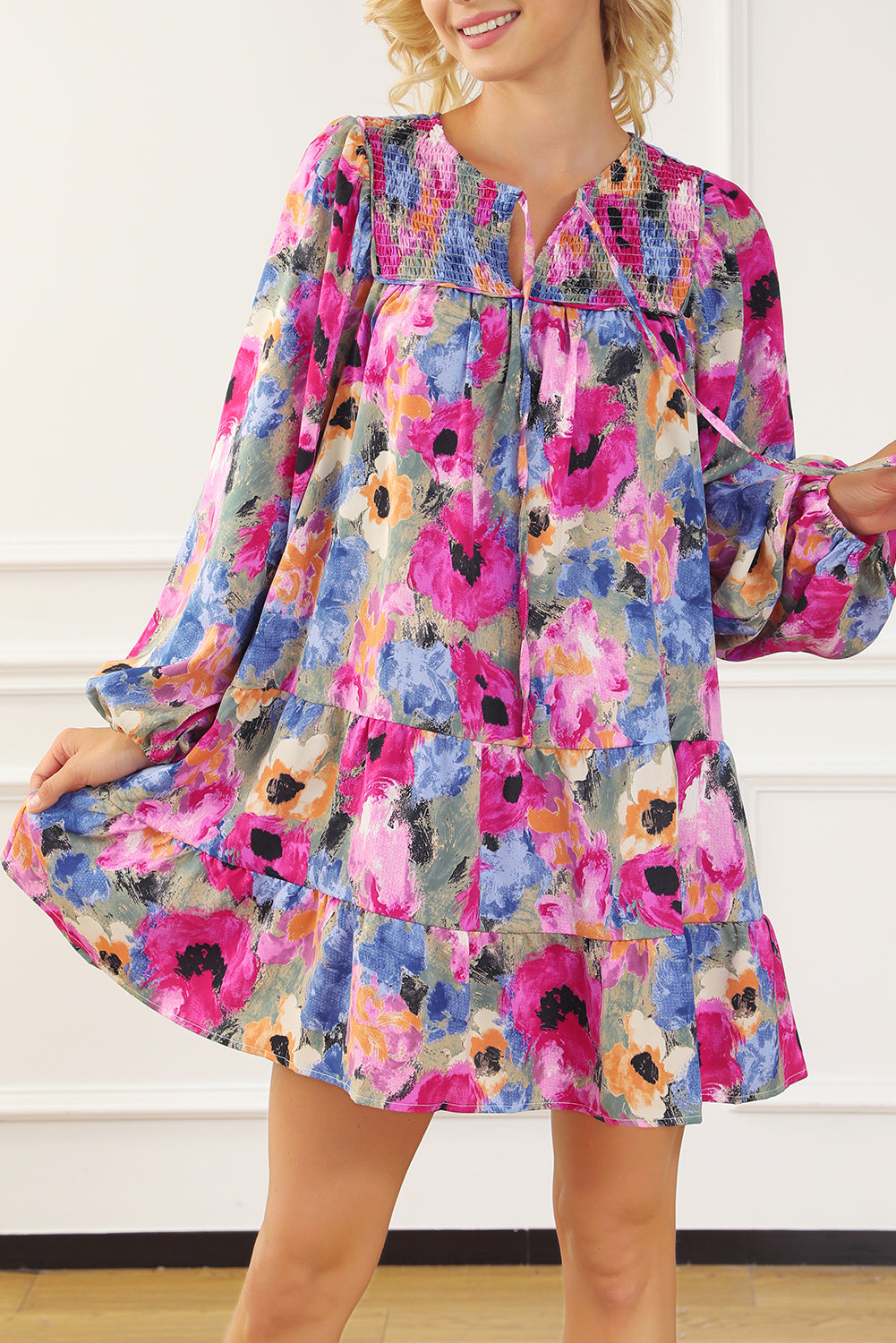 Raznobojna haljina s mjehurastim rukavima na vezanje i cvjetni izrez
