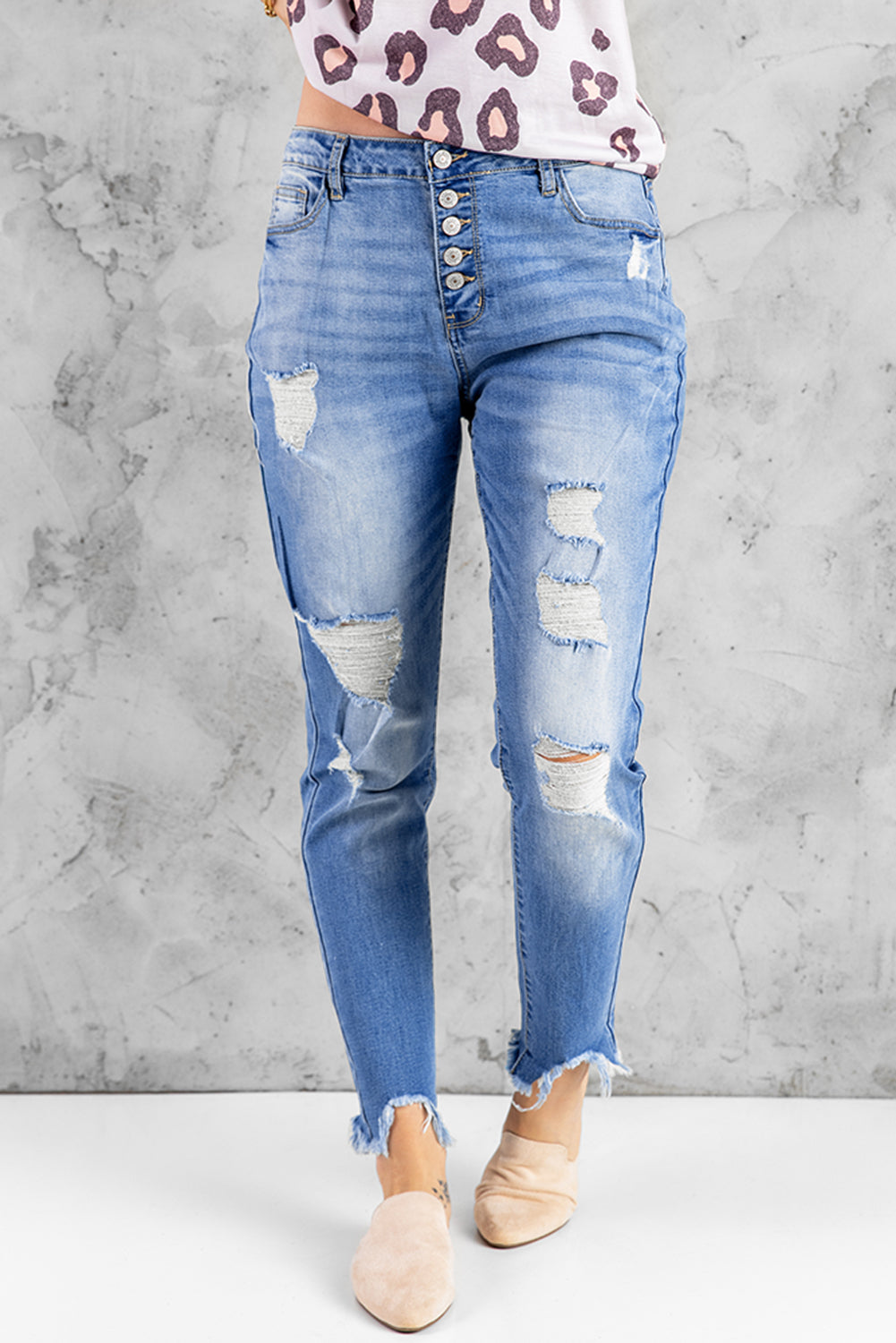 Himmelblaue Skinny-Jeans mit hohem Bund und Knopfleiste vorne und ausgefransten Knöcheln