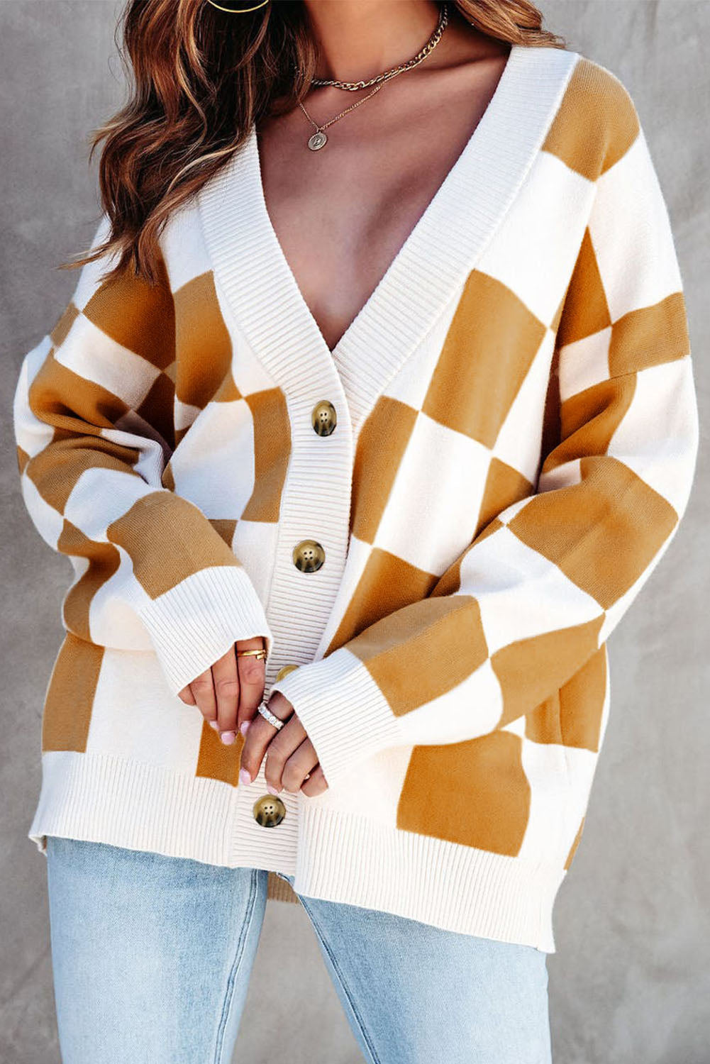 Brauner Pullover-Cardigan mit Knopfleiste und kontrastierendem Karomuster