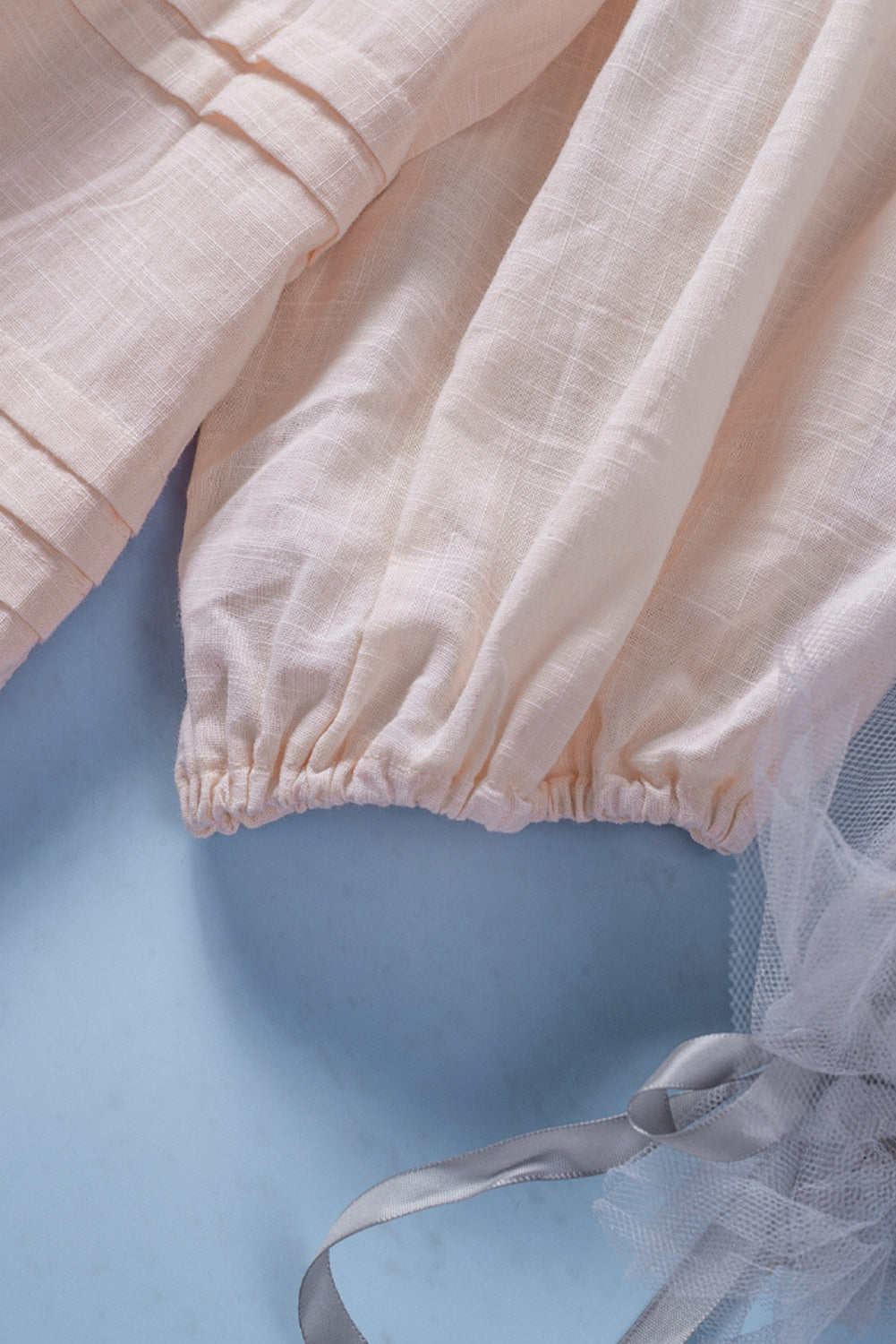 Beigefarbene Babydoll-Bluse mit Puffärmeln und Ösen