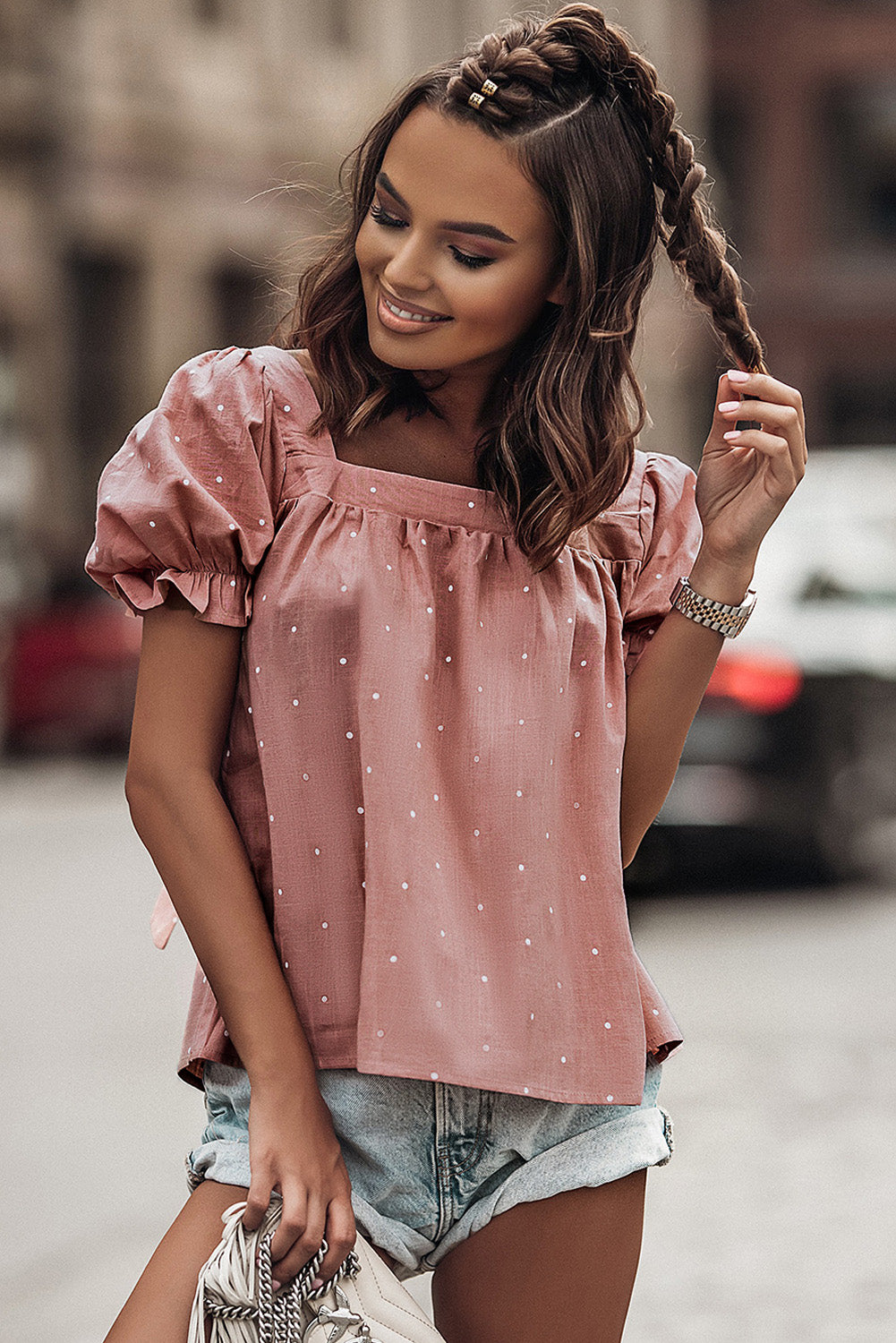 Rožnata bluza z napihnjenimi rokavi s kvadratnim ovratnikom in pikčastim potiskom na hrbtni strani