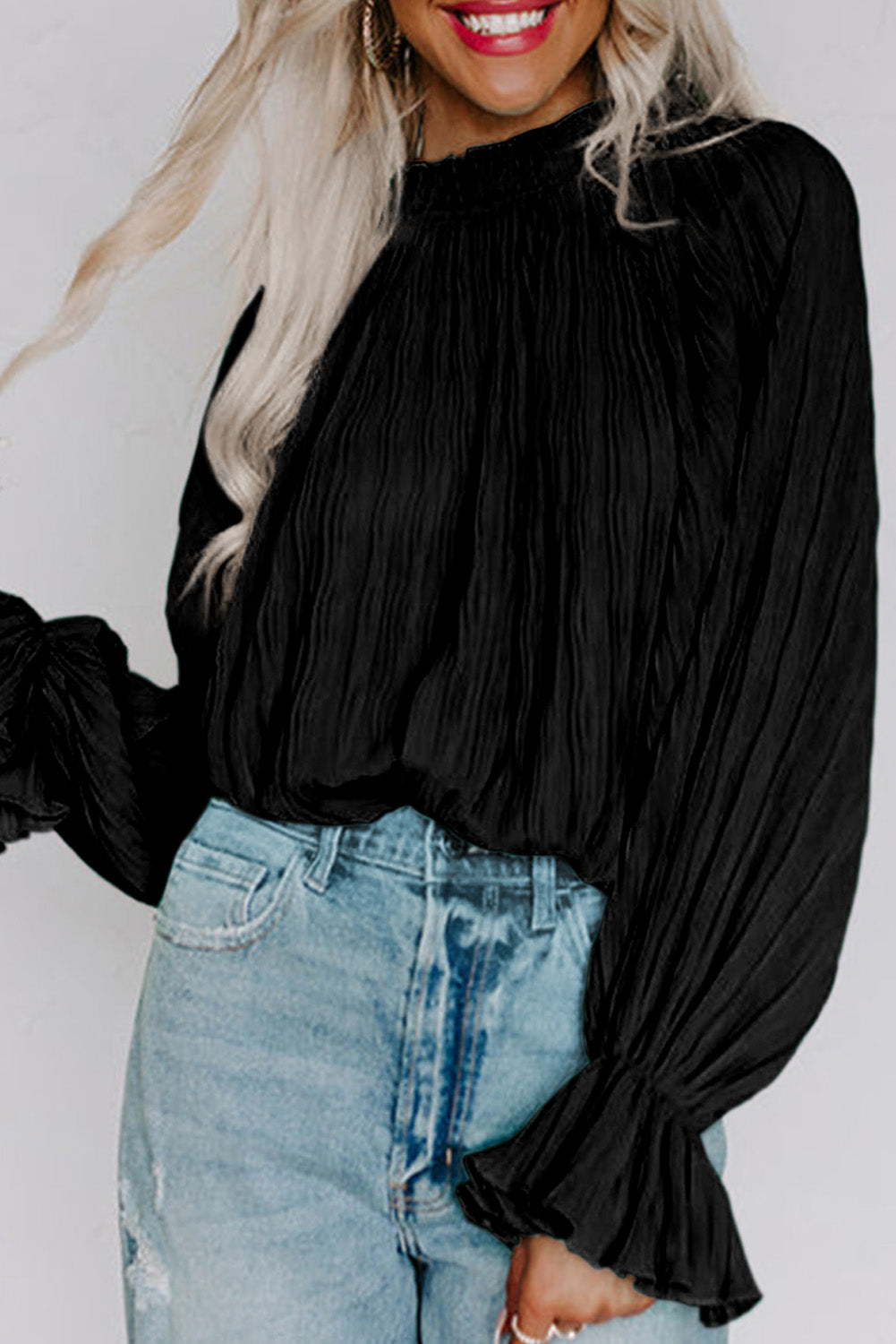 Crna upečatljiva plisirana bluza dugih rukava s lepršavim manšetama