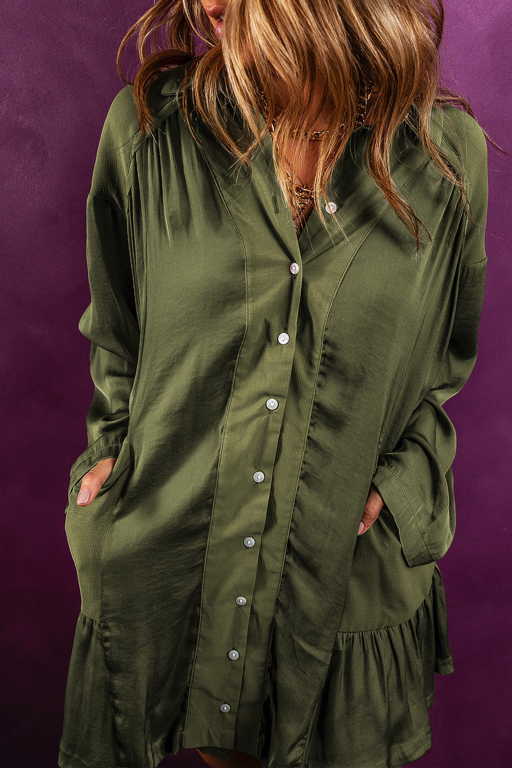 Pickle Green – Drapiertes Hemdkleid mit lockeren Taschen und Rüschensaum