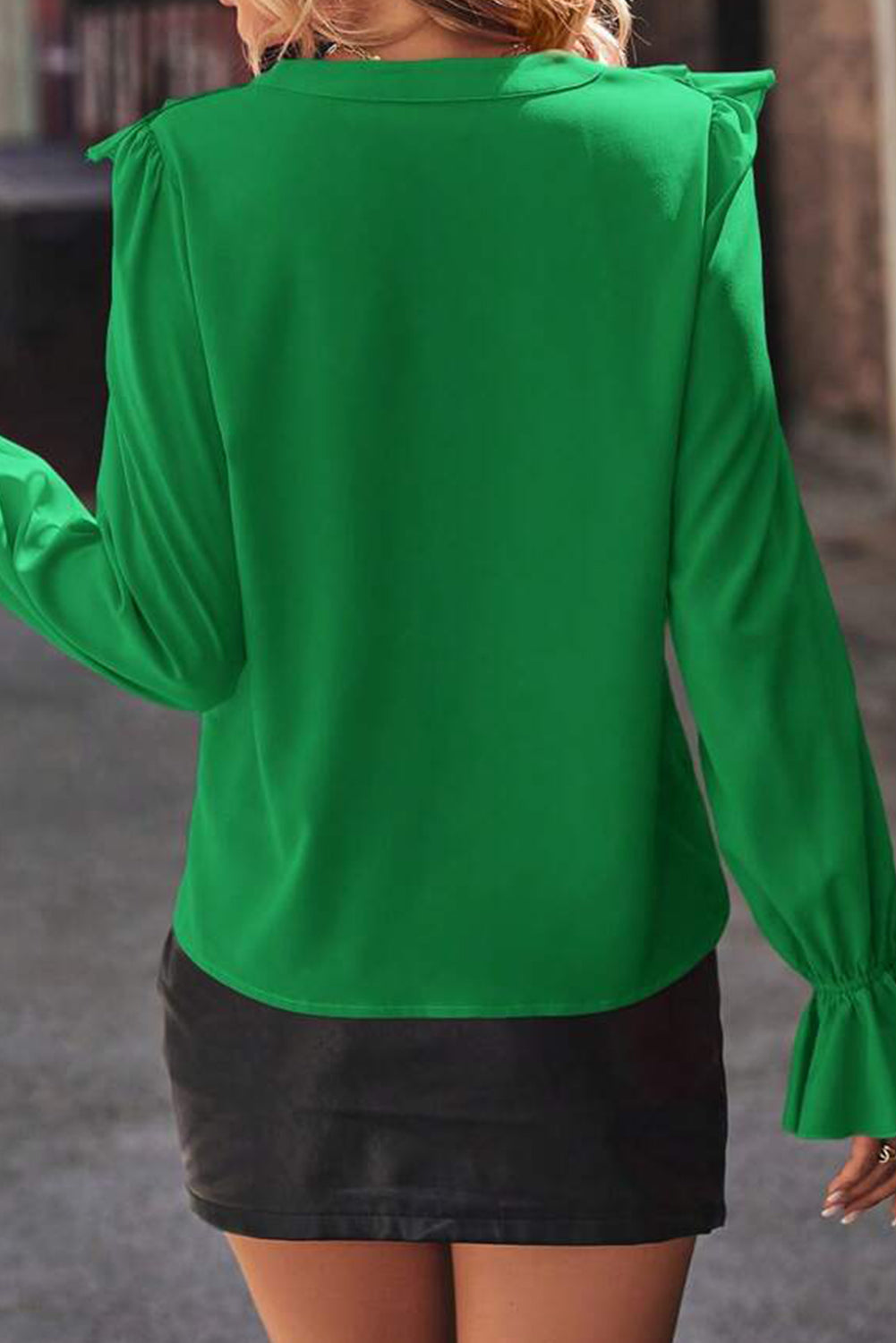 Svetlo zelena srajca z v-izrezom z naborki