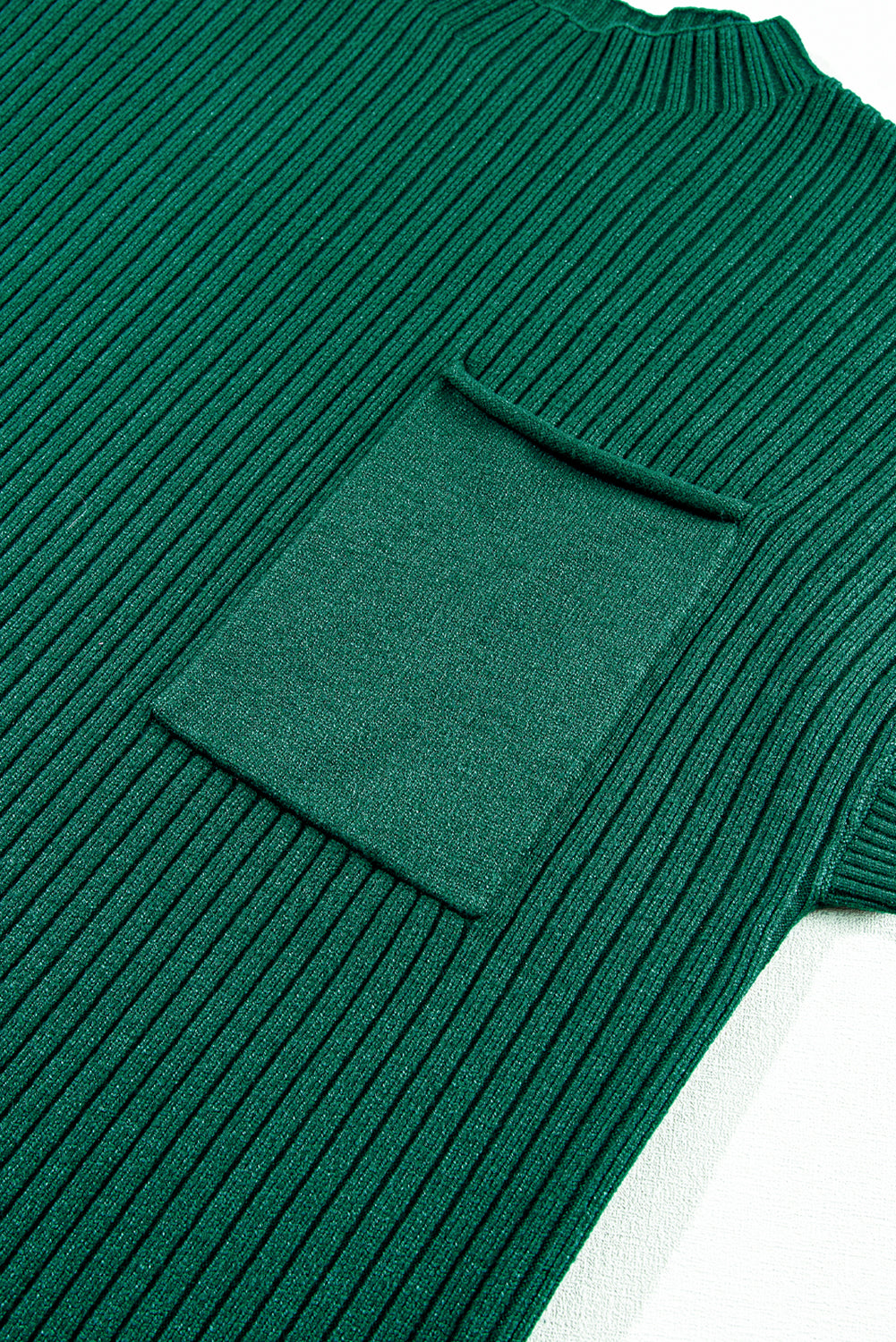 Schwarzgrünes Pulloverkleid aus geripptem Strick mit aufgesetzten Taschen und kurzen Ärmeln
